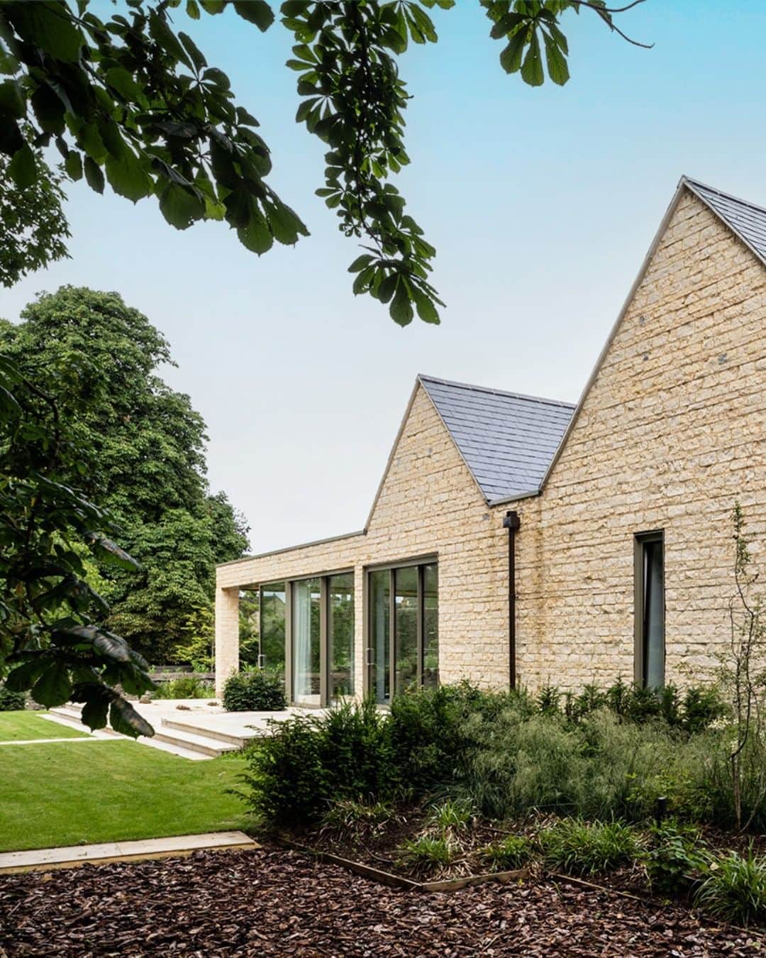 The Modern Houseさんのインスタグラム写真 - (The Modern HouseInstagram)「#forsale Country Haven: a thoughtfully designed house in the Cotswolds that cleverly combines old and new.  Follow the link in bio for the sales listing.  Wunschhaus, Bampton, Oxfordshire」11月16日 17時00分 - themodernhouse