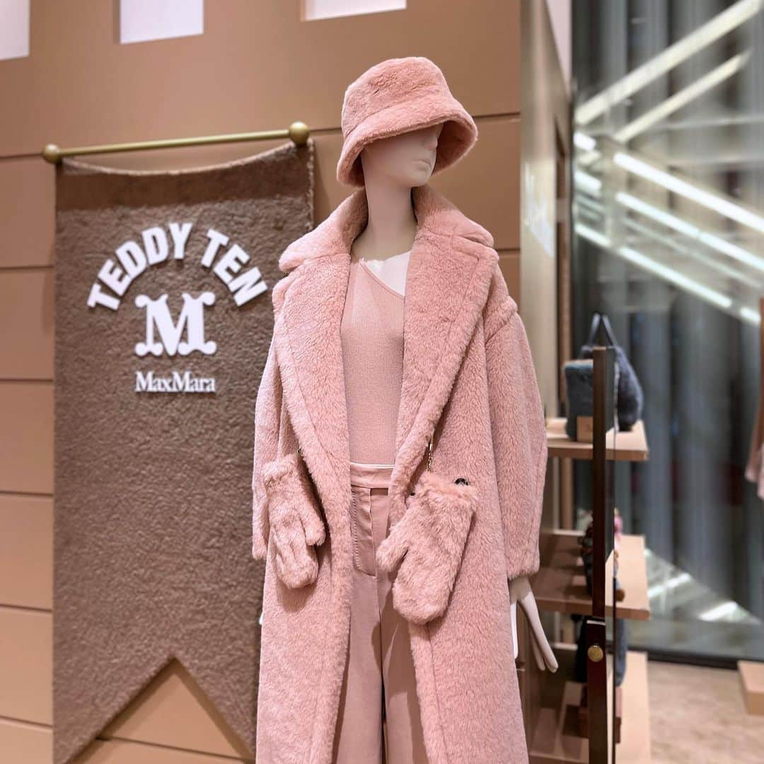 HANKYU.MODEのインスタグラム：「MAX MARA POP UP STORE “TEDDY TEN” at 1F コトコトステージ11 until 11/21 　  ディテールにこだわったラグジュアリーなスタイルで定評のある「マックスマーラ」が、ブランドのアイコンモデルである“テディベアコート”誕生10周年を祝したポップアップストアを開催。 ブランドのマスコット“マックス・ザ・テディ”が顔をのぞかせた装飾がかわいらしい会場に。 アイコニックなキャメルカラーのコートをはじめ、今シーズンならではの新色、コートとコーディネートできるアクセサリーなど、更に広がる“テディベアコート”の世界をご紹介。  詳しくはプロフィールURLをチェック！@hankyumode  #MAXMARA #マックスマーラ #テディベアコート #hankyumode #hankyu #阪急うめだ本店 #阪急本店 #うめはん #ファッション  #hankyumode23aw」