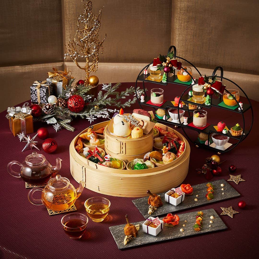 ロイヤルパークホテルさんのインスタグラム写真 - (ロイヤルパークホテルInstagram)「⁡ 中国料理 桂花苑では、クリスマスシーズンをお楽しみいただける「チャイニーズクリスマスアフタヌーンティー」が初登場🎄 クリスマスチキンをイメージした手羽先の南蛮漬けをはじめ、鮮やかなクリスマスカラーの翡翠ショーロンポー、雪だるまに変身した小豆とカスタード餡の饅頭、トナカイのマーラーカオ(蒸しパン)など、クリスマス仕様のデザインにこだわったメニューがラインナップ！ クリスマス気分に浸りながら、桂花苑伝統の味わいをご堪能ください✨ ⁡ 期間:12月1日(金)～12月25日(月) ※水曜～日曜および12月25日(月)のみご用意いたします。 ※1日15名様限定のためお見逃しなく！ ⁡ ---------------------------------------------- インスタグラム クリスマス キャンペーン開催中！ 📷応募方法 ①ホテルインスタグラム公式アカウントをフォロー ②1F メインロビー「クリスマスツリー」を撮影。 ③投稿文章に「@royalparkhotel.tokyo」「#365日願いが叶うホテル」をつけて投稿 皆様の素敵なご投稿お待ちしております☆ ---------------------------------------------- ⁡ ⁡ #ロイヤルパークホテル #ロイヤルパークホテル水天宮 #royalparkhotel」11月16日 16時53分 - royalparkhotel.tokyo
