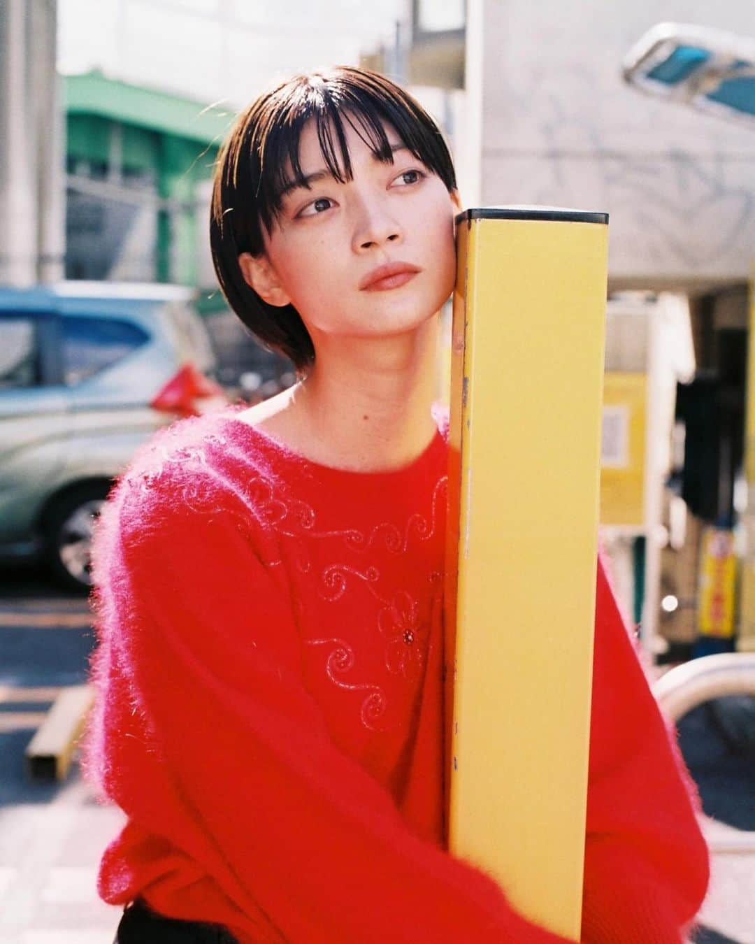 Macoto Tanaka 田中真琴のインスタグラム：「さいきんのはなし 大好きなまりんこ　@marinko5589 と朝活したよ。 まりんことは上京する前からのお友達で、お互い忙しかったりで会う時期と会わない時期があったりしたけど、ずっと大好きな人。 まりんこの周りに居る人たちも、とても素敵で最近紹介してもらったんだけど、なんだか穏やかで朗らかで、優しくて、ニコニコしていて、健康的な感じで、私の周りの人とは少し違う空気感で戸惑ったんだけど、戸惑ってるのは私だけでみんなウェルカムしてくれて楽しく過ごせてありがたかった。 大人になっていろんなタイプの人達と関わることも増えた。 20代前半の時は、自分が情け無く思えるくらいの素敵な人達と会うのは避けてたんだけども、今は色んな人と会える勇気がある。 キラキラした人と会っても、楽しいし、飲みの場でしか言えないブラックジョークを言う人と会うのも楽しい。 自分の感性の変化にも驚く2023年冬の1ページ目！ さぁ、そろそろ舞台『斑鳩の王子』の稽古がはじまるよ。 台本とにらめっこして過ごしますん。」