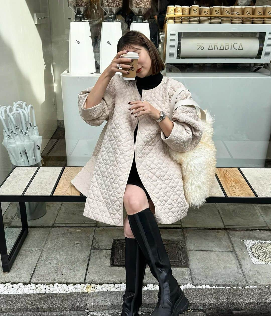 青野未来 / MikuAonoのインスタグラム：「. . ☕️  オーダーしてたのが届いたので早速🤭🤍  coat @liten.official  bag @think_fur  ring @anche_official  bottom @amely__official  . . #liten#thinkfur#anche #京都カフェ#アラビカコーヒー」