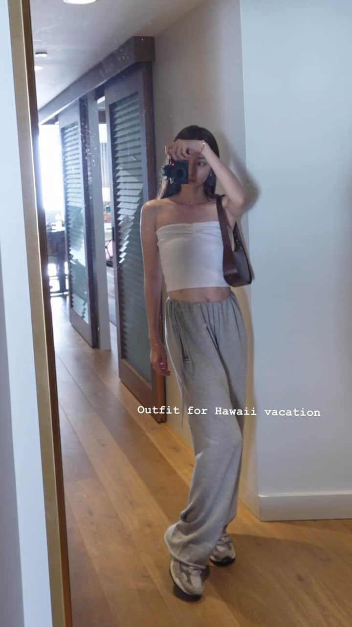 丸林広奈のインスタグラム：「Outfit for Hawaii vacation. 27℃ 現地調達したtopsはハワイだから一枚で着れちゃう🫶」