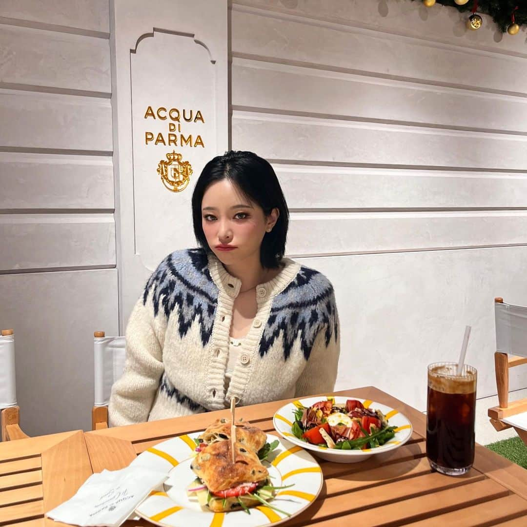 ジョンハのインスタグラム：「아니,! 아쿠아디파르마의 카페라뇨..!! (ꔷ̥̑.̮ꔷ̥̑) 그 중 핫초코는 정말 사랑입니다?♥️…☕️  #광고 #아쿠아디파르마 #아쿠아디파르마부티크카페 #Il_Chioschetto @acquadiparma」