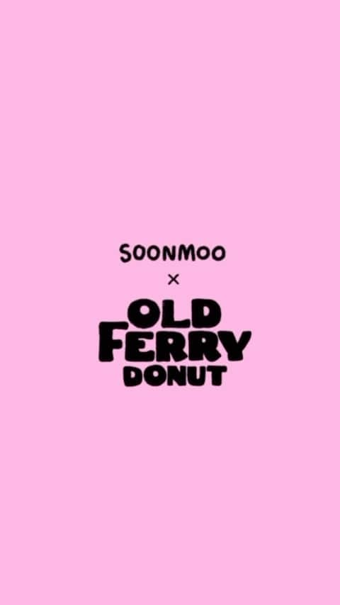 SoonMooのインスタグラム：「여러분,, 제가 큰 거(?) 온다고 말씀드렸었죠,, 심장 부여잡으세요🥹🍩  다가오는 11월 22일, 귀여움 폭발하는 고양이 순무와 올드페리의 캐릭터 올리와의 만남!!!😻✨ @oldferrydonut   11월 22일부터 만나게 될 스페셜 콜라보 도넛과 순무와 올리가 함께 한 귀여운 굿즈들까지 조금만 기다려주세요😉  @soonmoo_cat 누렁누렁한 털과 말랑 통통한 몸매가 특징인 ’순무‘는 에메랄드 빛 파란 눈동자와 코에 콕콕 박힌 초코칩 점이 매력적인 고양이예요. 소심하고 겁이 많지만, 가끔은 용감한 ’순무‘는 46만 팔로워를 자랑하는 스타묘! 그의 귀여움과 매력에 푹 빠져보세요.  @goodmorningtown 올드페리도넛의 캐릭터를 만들어주신 굿모닝타운 박도영 작가님은 유년 시절의 문화적 경험을 바탕으로 자신만의 세계관을 만들어 내며 타투 뿐만 아니라 다양한 매체와의 협업을 통해 예술세계를 확장하고 있습니다. 단순한 귀여움보다는 자신만의 유머와 개성이 담긴 작업을 만나보세요.  #올드페리도넛 #oldferrydonut #soonmoo_cat #순무 #catlovers」