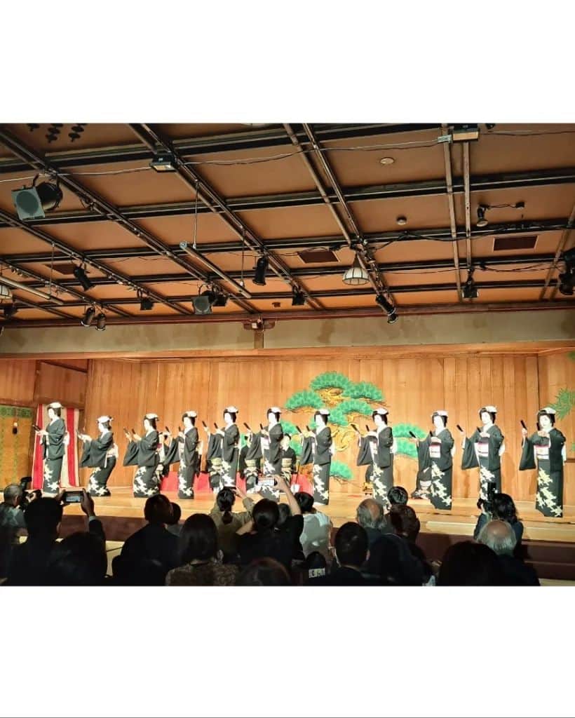 川原ちかよさんのインスタグラム写真 - (川原ちかよInstagram)「京都市京セラ美術館で来年2月3日～9月1日まで開催される、【村上隆　もののけ　京都】の 記者発表会に行って参りました。  会場となったのは、 祇園甲部歌舞練場の八坂倶楽部。  オープニングは、 村上さんが、歌舞練場が耐震構造の強化などリニューアルされた際に見て感動したと言う、 芸妓さんによる「手打ち」。 襲名など慶事に行われるものです。 (初めて見ました。) そして、舞妓さんたちによる「紅葉売」の舞へと続きました。  京都らしいと言えば、その通りなのですが、 "京都らしい"だけではなく、 「手打ち」で始めるのには、村上隆さんの個展に対する思いも込められていたのだなぁ、と後に思いました。  黒紋付きのお衣装に、 小さくたたんだ手拭いを頭にのせ、 拍子木打ち鳴らしながら舞台上に出ていく様子は、 舞妓さんの舞の華やかさとはまた違う雅さ！ 一般にお披露目されることはあまりないけれど、 祇園甲部には、脈々と受け継がれてきた伝統で、 一見するだけでも、 その芸の匠っぷりが伝わってきます。  舞妓さんの「紅葉売」も華やかで艶っぽくて素敵でした。 真ん中の紫色のお着物が本当にきれいで✨ 帯も素敵で✨うっとりです。  村上隆さんが、手打ちを披露した芸妓さんと自分とを重ね合わせて、同じ気概を持ってるみたいなことをおっしゃっていて。  ものすごくこのオープニングがしっくりきました。  #村上隆 #もののけ京都 #京都市京セラ美術館」11月16日 16時57分 - chikayo_baby