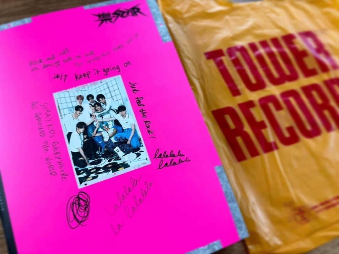 去来川奈央さんのインスタグラム写真 - (去来川奈央Instagram)「. Stray Kidsアルバムを受け取りに💡  えーっと。💿はどこ？？笑  というほど、盛り盛りに カードやシール、ポスターが入ってるうう！！ なんだか韓国の「おまけ文化」感じるう🤭  タワーレコードで予約した特典で さらにカードを2枚、ひける💳✨✨  レジのお兄さんがトランプのババ抜き風に 差し出してくるカードの中からひいた💡 そのまま帰って、自宅で中身を見ようとしたら。。  お兄さんが「中身、確認してください」と🤯🫣えー！！ココでっ…！！  1枚目、茶封筒✉️ (うひゃー！リノや！…✨) 淡々と、中身確認してます風にしながら ニヤニヤおさえきれずにいると  今度は白い封筒差し出され、 言われるがままにひいてみる2枚目✉️ (ふおー！アイエン笑っていらっしゃる🔥)  …というのを一部始終、 無言でやらないといけないんです😶  レジのお兄さんのお仕事やってみたい💭 トランプのようにカードを広げて ファンの反応を見届ける…♠️  お客さんの喜ぶ顔、間近に見られるの ええよねえ🤭笑  #スキズ #straykids #kpop #樂star」11月16日 17時04分 - nao.isagawa