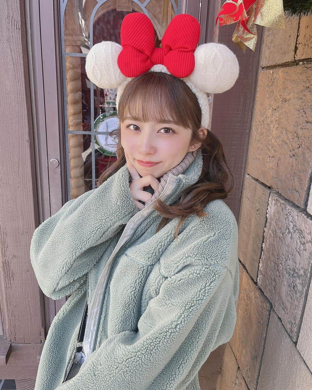 岡田彩花のインスタグラム：「⭐︎ ⭐︎ ⭐︎  25歳初投稿🤍❤️ ディズニー行くならAreeam着なきゃ☺️ 冬ディズニー楽しむぞー！！！  #25歳になりました #セゾン #saison #アイドル #idol #areeam #ディズニーランド #disney #クリスマスディズニー」