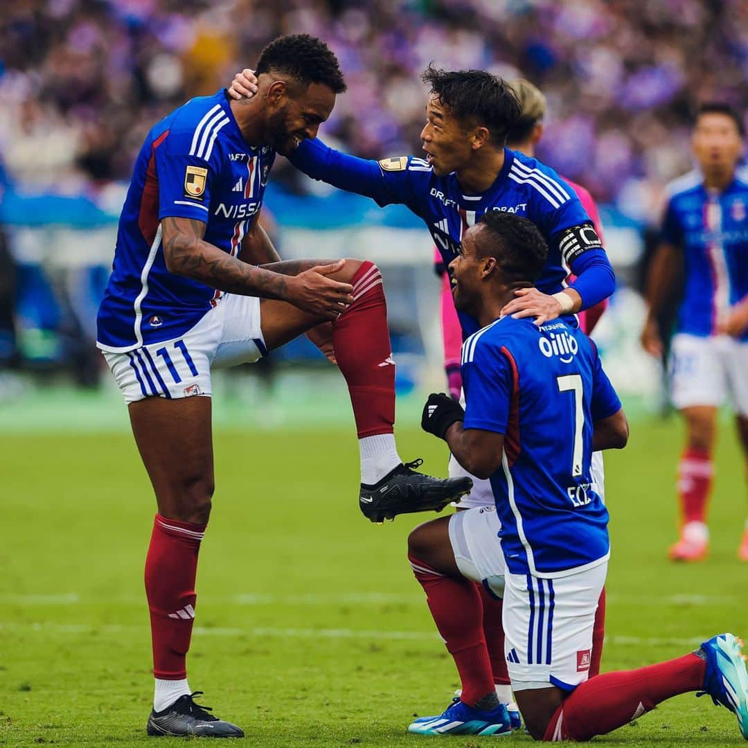 横浜F・マリノスさんのインスタグラム写真 - (横浜F・マリノスInstagram)「@elbersilva27 scored additional points near the end of the first half🇧🇷⚡️ #fmarinos #エウベル」11月16日 17時05分 - yokohamaf.marinos