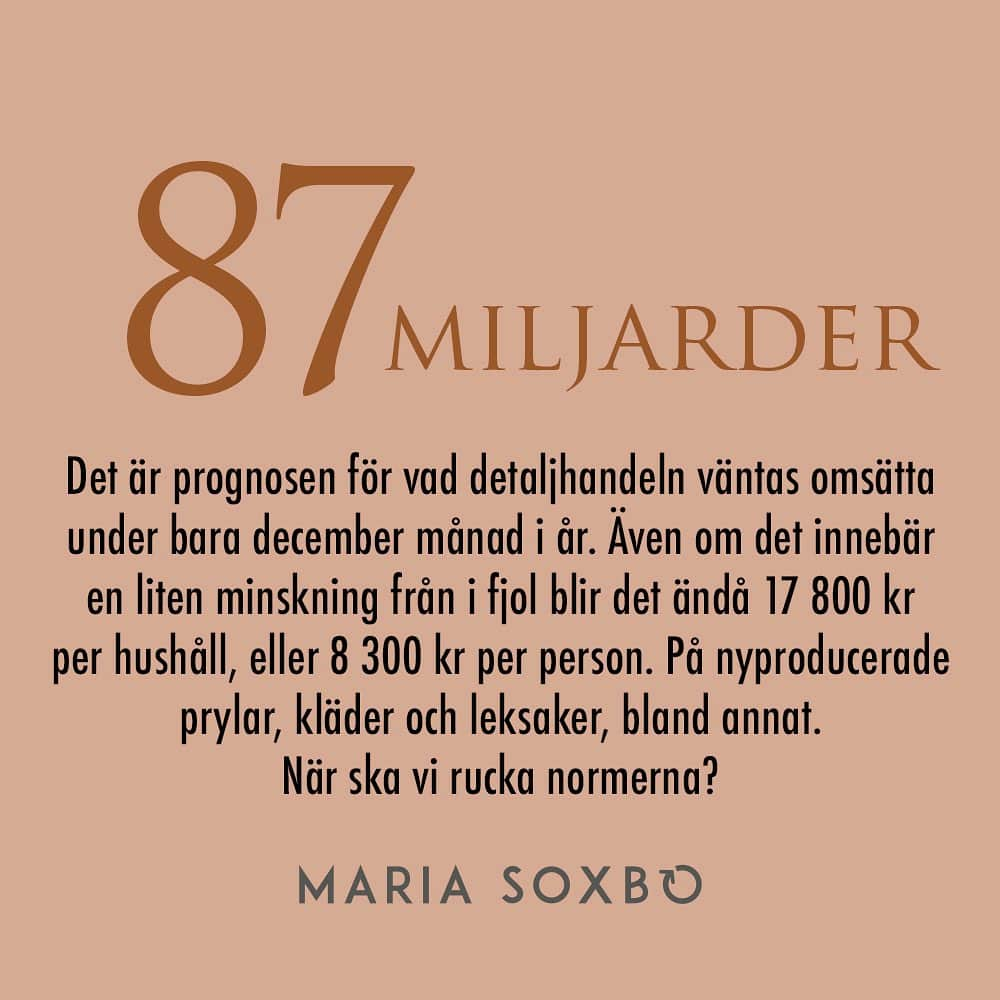 Maria Soxboさんのインスタグラム写真 - (Maria SoxboInstagram)「När är det dags för nya normer?  ~ i betalt samarbete med @erikshjalpensecondhand ~  Black Week står för dörren, sen vankas julhandel där vi köper klappar och nytt julpynt (varför?) och efter det mellandagsrea. Precis som vanligt. Visst, årets prognos är lite lägre än ifjol på grund av lågkonjunkturen, men jag väntar fortfarande på rapporten som berättar att secondhand för första gången väntas omsätta MER än nyproduktionsmarknaden. För det vore ju verkligen det rimliga, att begagnat blir norm. Eller hur?  Våra skeva normer – inte minst inför julen – är temat när jag och @emmasundh poddar loss i ett dagsfärskt avsnitt av @planbpodden med det passande namnet ”Begagnat, jul & bättre normer”. Och vi är båda eniga om att det är ett av våra bästa avsnitt någonsin! Kul, kreativt (jag kan möjligen ha uppfunnit begreppet ”rewekeend” mitt i snacket?) och viktigt, för det är verkligen hög tid att förskjuta alla dessa skeva normer.  Vi teamade så klart upp med det vettiga alternativet också. @erikshjalpensecondhand har inte bara 62 butiker och en e-handel full med pre-älskade godbitar, de har också infört ”Vanliga veckan” för att betona att secondhand är lika bra året om! Vanliga veckan innebär noll gapig ”köp mig”-reklam, utan bara lite längre öppettider för att julklapparna ska kunna handlas i lugn och ro. RIMLIGT!  Kan man tänka begagnat i julklappssammanhang då? JA! Det finns kryphål för att putta normerna! Mina bästa är:  🎁 ÖNSKA dig begagnat! Ju fler som gör det, desto fler kommer ju att köpa begagnat!  🎁 Ge bort en två-i-en-klapp! Fyll en begagnad korg med närproducerade delikatesser eller en vintageskål med Fair Trade-praliner. Beggat plus förbrukning = noll läskigt att ge bort. 🎁 Presentkort! Bra för kräsna mottagare. Lägg till en lunchdejt med dig som guide och smakråd, och invig personen i secondhandsvängen!  Har ni fler grymma tips för beggat under granen? Fyll på i kommentarsfältet! Och tipsa gärna om era bästa secondhandinspiratörer – mina är tex @anotherblog.se (som hörs i avsnittet!), @rebecca.revelj @isabellemcallister @northstyle.ish @gustavsrum @flealess_ @minafinafynd och @saffiies ! ❤️  #hållbarjul #hållbart #julklappstips   Skriv en bildtext ...」11月16日 17時08分 - mariasoxbo.se