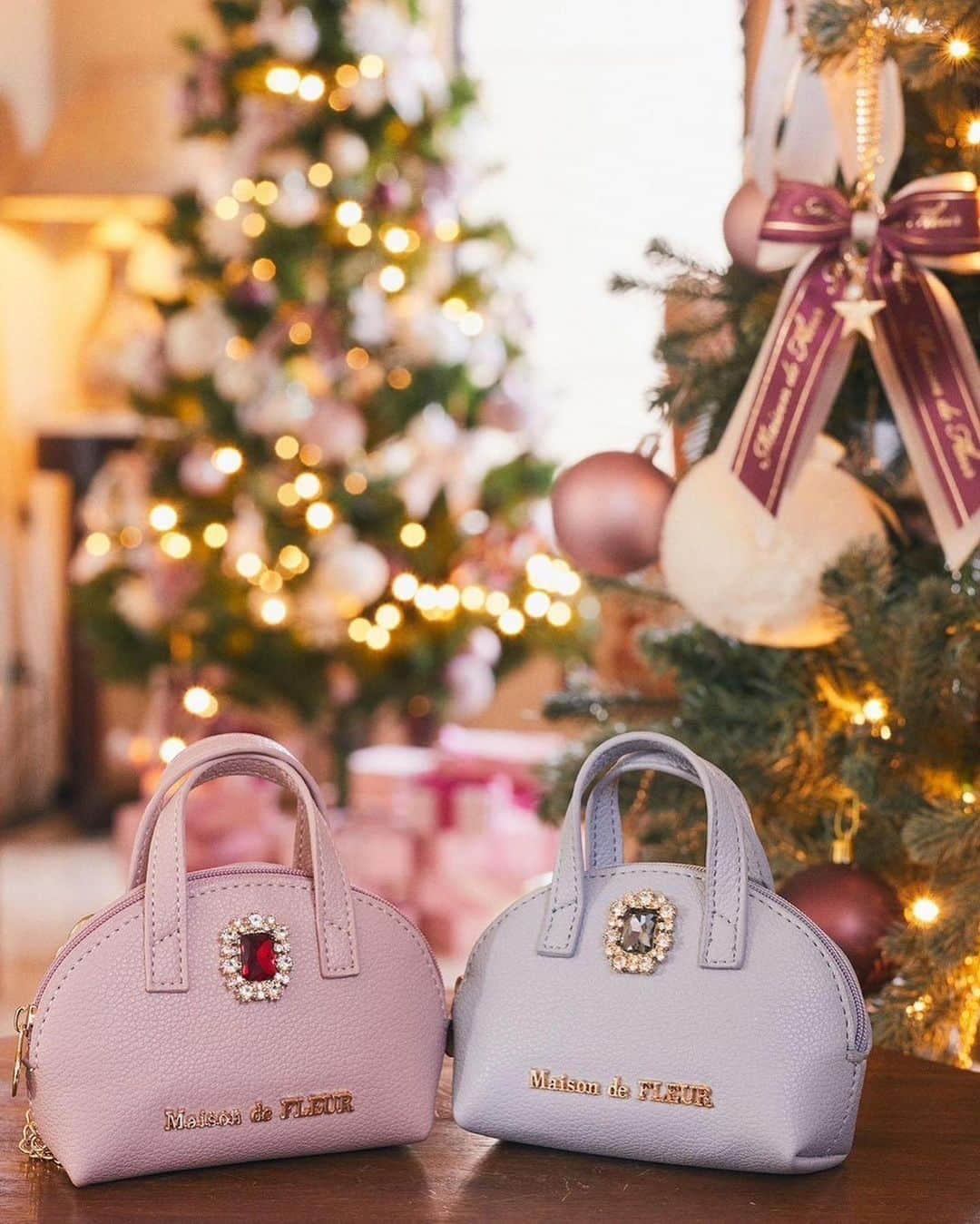 maisondefleur_pressさんのインスタグラム写真 - (maisondefleur_pressInstagram)「【Maison de FLEURのXmas】  クリスマスツリーのオーナメントから着想を得た 特別なバッグチャームが登場♪  モノグラムやビジュー、リボン、ファーなど Maison de FLEURで人気のモチーフを詰め込みました✨  ツリーのデコレーションに使えば Maison de FLEURならではの オリジナルのツリーが完成します🎄  バッグデザインのチャームは ミニポーチとして使えるのでギフトにもおすすめ！ . . #maisondefleur #メゾンドフルール #ビジュー #キラキラ #ホリデー #モノグラム #ファー #ポンポン #ミニポーチ #オーナメント #🎄 #クリスマスオーナメント  #クリスマス #クリスマスギフト #バッグチャーム  #チャーム #ポーチ #pouch #ribbon #リボン #ミニトート #ギフト #gift #プレゼント  #クリスマス準備 #xmasgift #クリスマスツリー #xmasgifts #xmasgiftideas」11月16日 17時17分 - maisondefleur_press