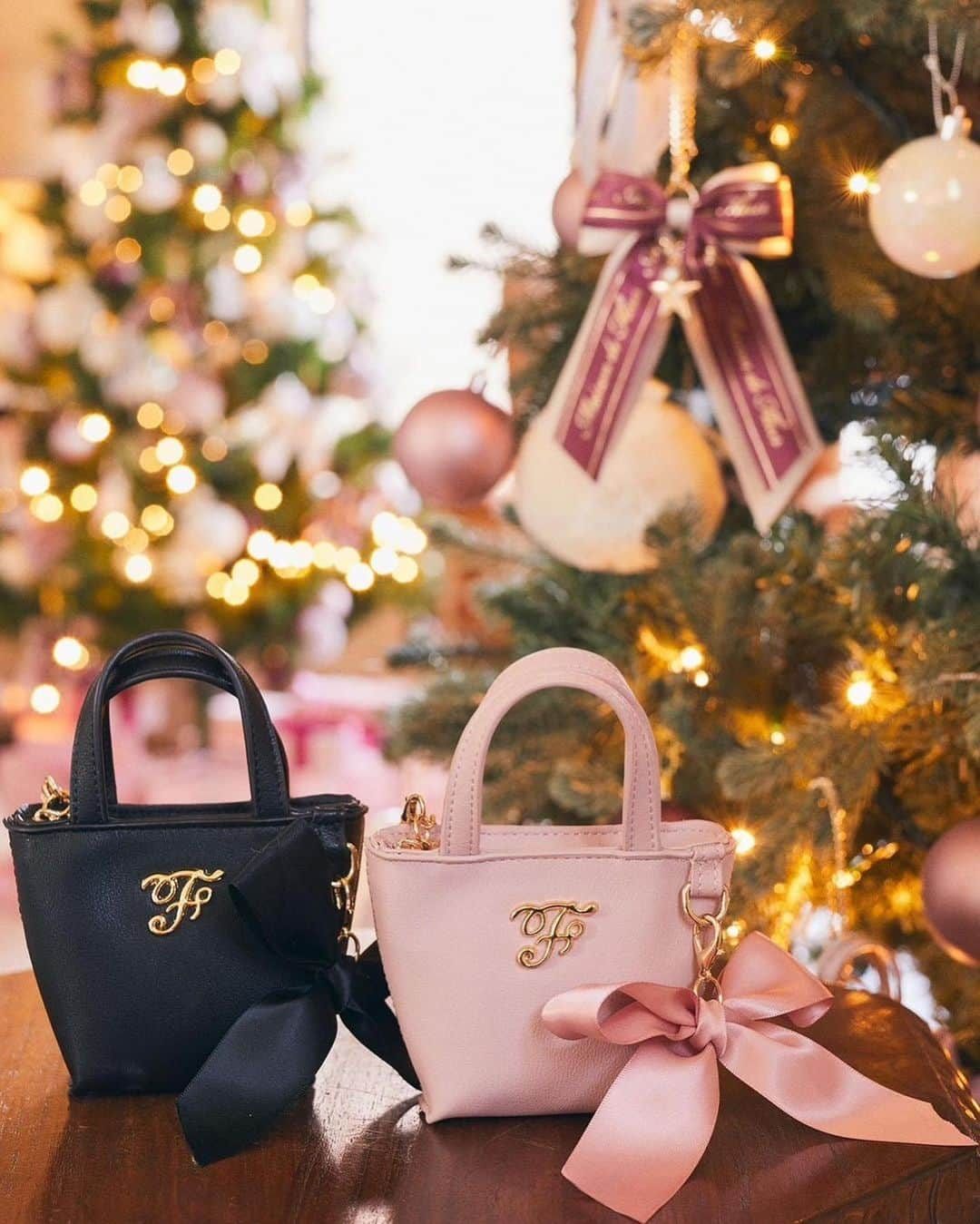 maisondefleur_pressさんのインスタグラム写真 - (maisondefleur_pressInstagram)「【Maison de FLEURのXmas】  クリスマスツリーのオーナメントから着想を得た 特別なバッグチャームが登場♪  モノグラムやビジュー、リボン、ファーなど Maison de FLEURで人気のモチーフを詰め込みました✨  ツリーのデコレーションに使えば Maison de FLEURならではの オリジナルのツリーが完成します🎄  バッグデザインのチャームは ミニポーチとして使えるのでギフトにもおすすめ！ . . #maisondefleur #メゾンドフルール #ビジュー #キラキラ #ホリデー #モノグラム #ファー #ポンポン #ミニポーチ #オーナメント #🎄 #クリスマスオーナメント  #クリスマス #クリスマスギフト #バッグチャーム  #チャーム #ポーチ #pouch #ribbon #リボン #ミニトート #ギフト #gift #プレゼント  #クリスマス準備 #xmasgift #クリスマスツリー #xmasgifts #xmasgiftideas」11月16日 17時17分 - maisondefleur_press