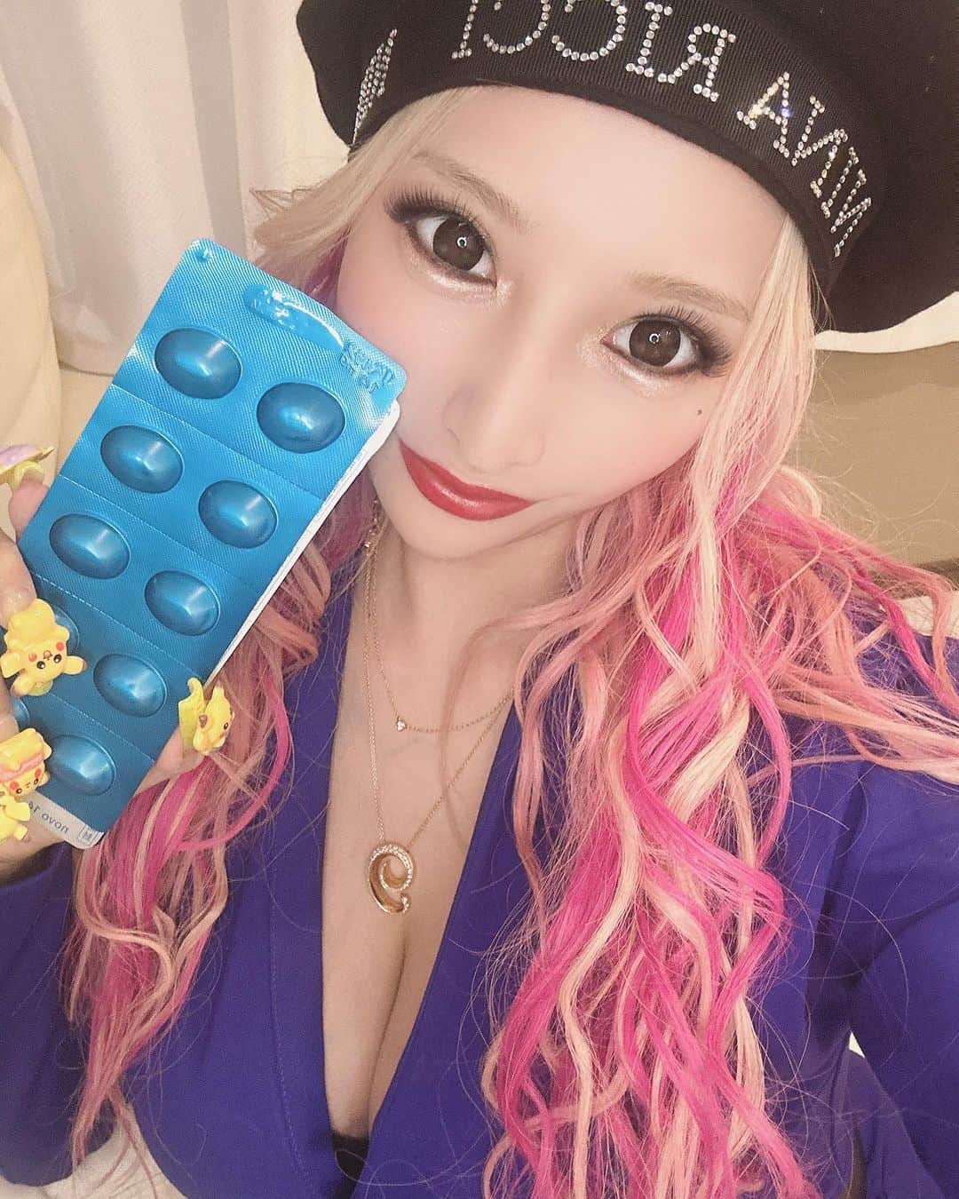 加藤紗里のインスタグラム：「海外で食べまくったから医療ダイエット！楽して痩せたいタイプです🥺🥺🥺 リベルサスMAX14ミリで追い込みます！！ @tclinic_sagara のたくやくんありがとう❤️ 海外から帰ったら急に冬服w  #ダイエット」