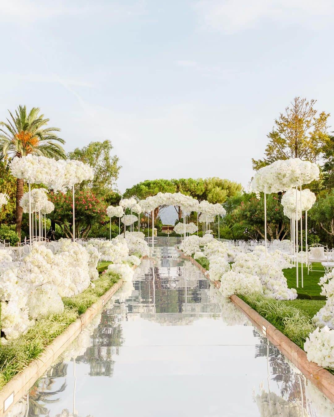 Ceci Johnsonさんのインスタグラム写真 - (Ceci JohnsonInstagram)「Wedding cake in Saint-Jean-Cap-Ferrat.   Congratulations to Stefani and Aleksandar  Cake Inspired by the wedding dress, the floral design of @roni_floral_design and the stationary of @cecinewyork   ——————————————— Planning & Design: @lavenderandroseweddings  Venue & Catering:  @fscapferrat Cake: @bastien_blanc_tailleur Photography:@daniloandsharon & @remidupac  Videography: @chromata_films_weddings Production: @deco_flamme Tableware:  @latinidesign & @maison_options Floral Design: @roni_floral_design Music:  @qart.events & @alexandramillerinsta & @adilmaksutovic @cecaraznatovic & @cobi.v &  @sofronacc  Entertainment: @nuart_events & @prodiammclescure  Stationery: @cecinewyork」11月16日 17時10分 - cecinewyork