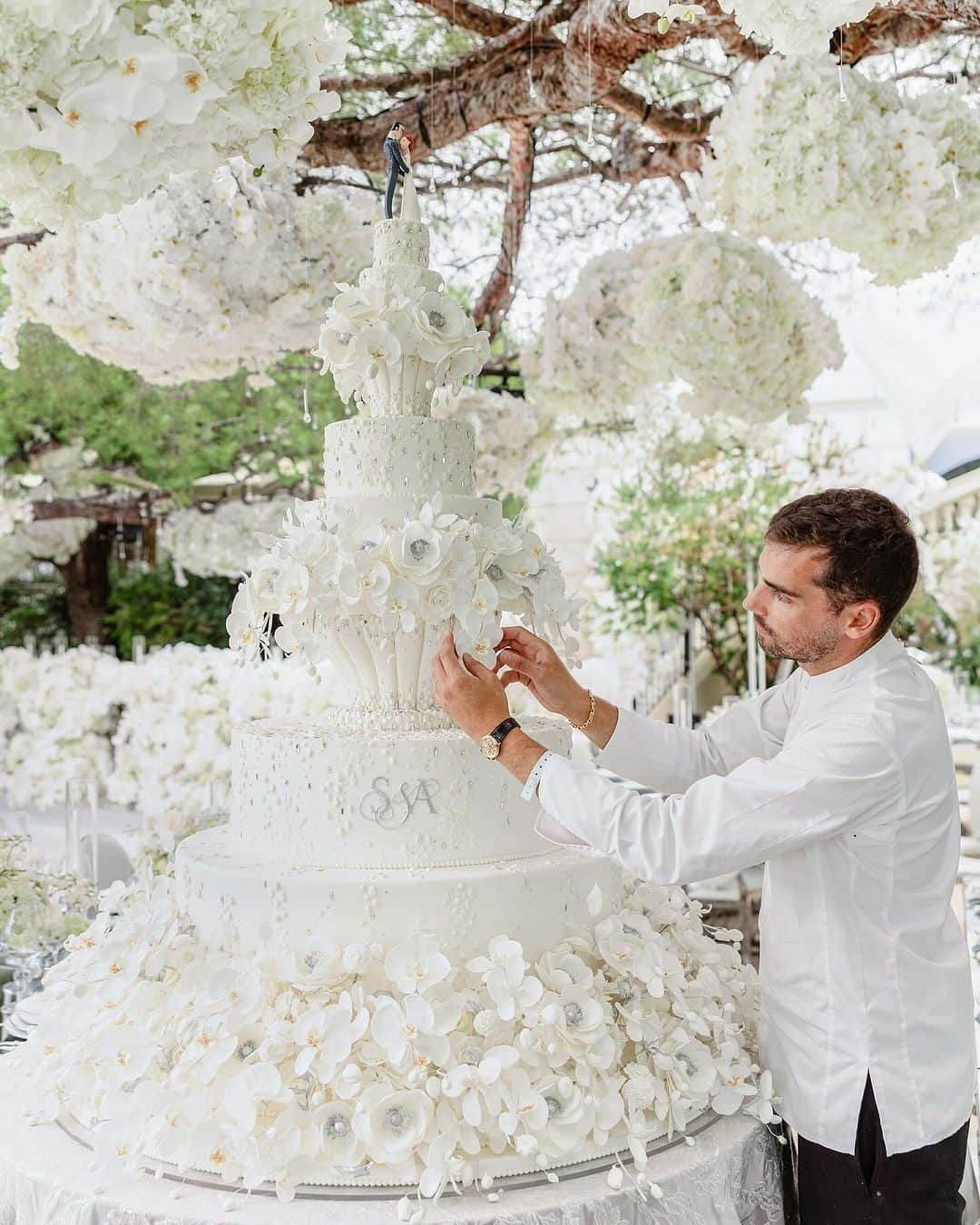 Ceci Johnsonさんのインスタグラム写真 - (Ceci JohnsonInstagram)「Wedding cake in Saint-Jean-Cap-Ferrat.   Congratulations to Stefani and Aleksandar  Cake Inspired by the wedding dress, the floral design of @roni_floral_design and the stationary of @cecinewyork   ——————————————— Planning & Design: @lavenderandroseweddings  Venue & Catering:  @fscapferrat Cake: @bastien_blanc_tailleur Photography:@daniloandsharon & @remidupac  Videography: @chromata_films_weddings Production: @deco_flamme Tableware:  @latinidesign & @maison_options Floral Design: @roni_floral_design Music:  @qart.events & @alexandramillerinsta & @adilmaksutovic @cecaraznatovic & @cobi.v &  @sofronacc  Entertainment: @nuart_events & @prodiammclescure  Stationery: @cecinewyork」11月16日 17時10分 - cecinewyork