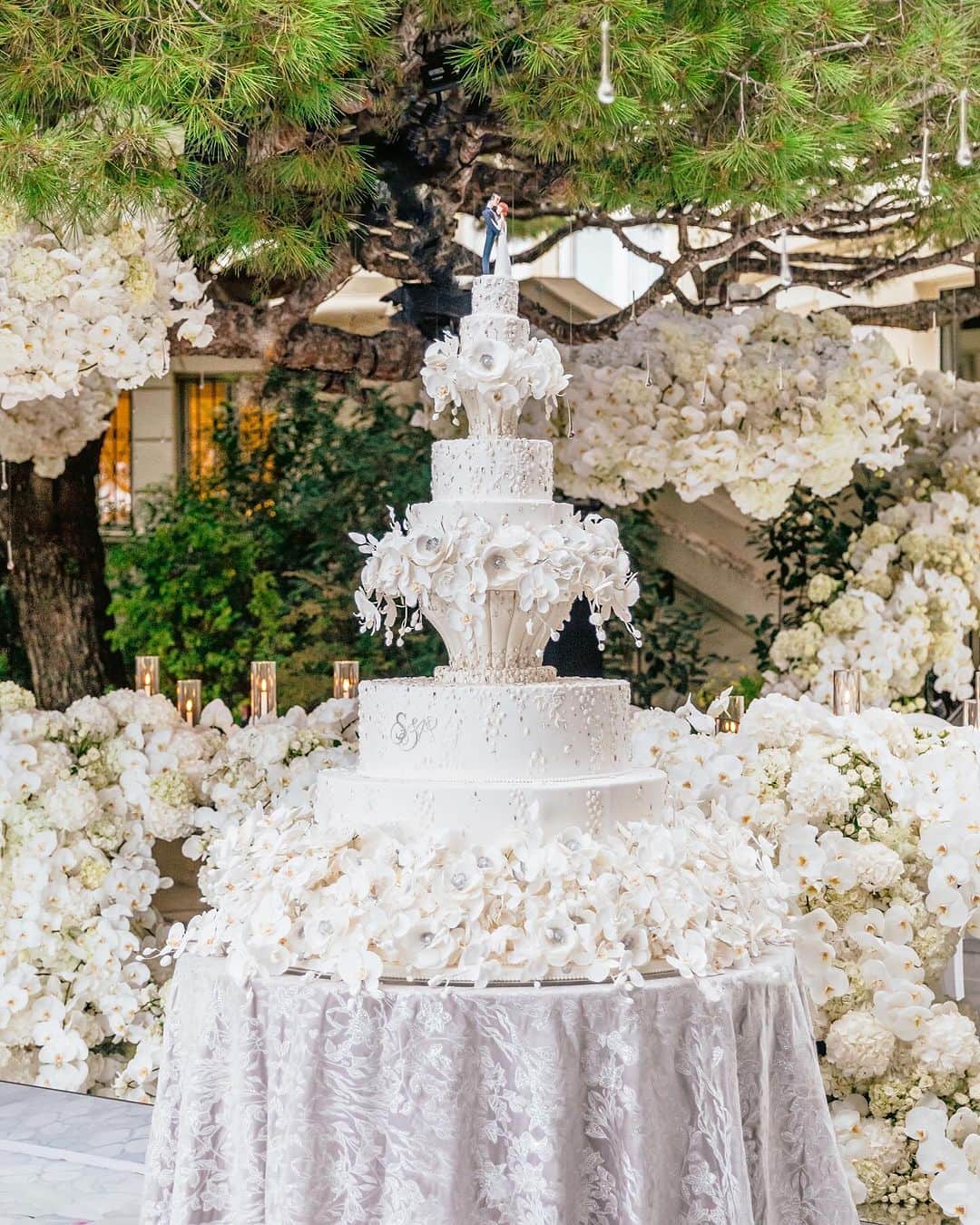 Ceci Johnsonのインスタグラム：「Wedding cake in Saint-Jean-Cap-Ferrat.   Congratulations to Stefani and Aleksandar  Cake Inspired by the wedding dress, the floral design of @roni_floral_design and the stationary of @cecinewyork   ——————————————— Planning & Design: @lavenderandroseweddings  Venue & Catering:  @fscapferrat Cake: @bastien_blanc_tailleur Photography:@daniloandsharon & @remidupac  Videography: @chromata_films_weddings Production: @deco_flamme Tableware:  @latinidesign & @maison_options Floral Design: @roni_floral_design Music:  @qart.events & @alexandramillerinsta & @adilmaksutovic @cecaraznatovic & @cobi.v &  @sofronacc  Entertainment: @nuart_events & @prodiammclescure  Stationery: @cecinewyork」