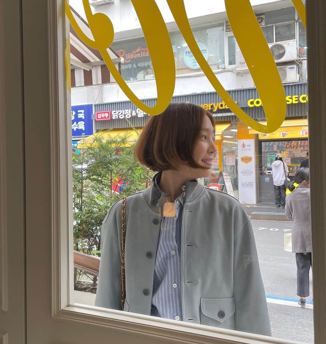 シン・ダウンのインスタグラム：「나의 인친 여러부운 🩶 @homegrown.svpply X 신다은 콜라보 많은 관심과사랑 주셔서 감사해요 제가 디자인부터 참여해서 모델까지 해버린 정말 하나하나 애정넘치는 옷들인데 같이 사랑해 주셔서 넘나 감동적이지 모에욤🥹  역시 바람 부니까 제가 입었던 요 피드 속 아우터들 문의 넘나 많아서 제가 홈그로운 팀에게 저의 인친들만을 위한 이벤트를 열어줄 수 없겠냐고 졸랐는데 .. 이게 됬네요? 으힣힣  이번 23f/w 저와의 콜라보는 제 이름 걸고 만든 옷들이라 원단도 디테일도 신경을 많이 써서 생산 단가도 높아 브랜드 쪽에서는 다소 난감해 하셨지만 결국 저에게 진걸로🙈 그리하여 ! 15% 할인을 진행할 수 있을 것 같아요  (처음 말씀 주셨던 것 보다 5%나 더 받았)  평소 할인은 하지 않는 브랜드라는거 잘 아실거에여 저 진짜 많이 졸랐🐿️  홈그로운 팀은 프라이빗하게 이번시즌 모델인 저의 인스타 채널 , 이곳 에서만 나의 인친분들에게만 특별히 진행하고 싶다고 하셨어요 ! 곧 상세한 내용을 낼 다시 전달 드릴게요! 멋진거 같이입어요 🩶  #신난다은👩🏻」
