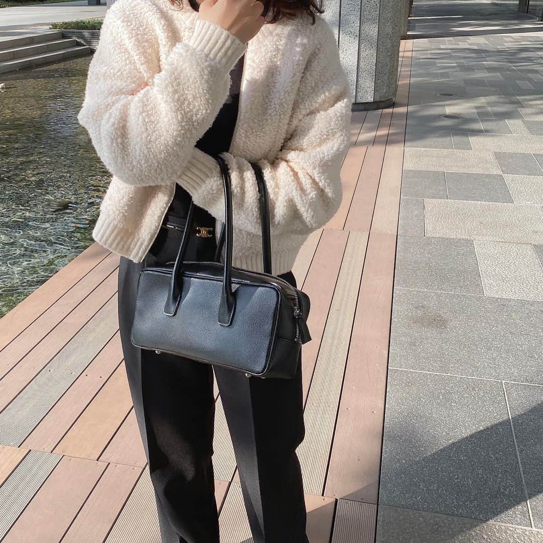 eri.khtnのインスタグラム：「・ モコモコアウター☁️  このアウター、秋は暑いし真冬は寒いから毎年出番1、2回だけど今年はいっぱい着れたらいいな。  久しぶりのTHE CITY BAKERY🥐 私はハムチーズのホットサンド♡♡ 主人はCBバーガー。ここのハンバーガーすごく美味しいらしい 🍔 　  outer #tomorrowland_jp  tops #petitbateau」
