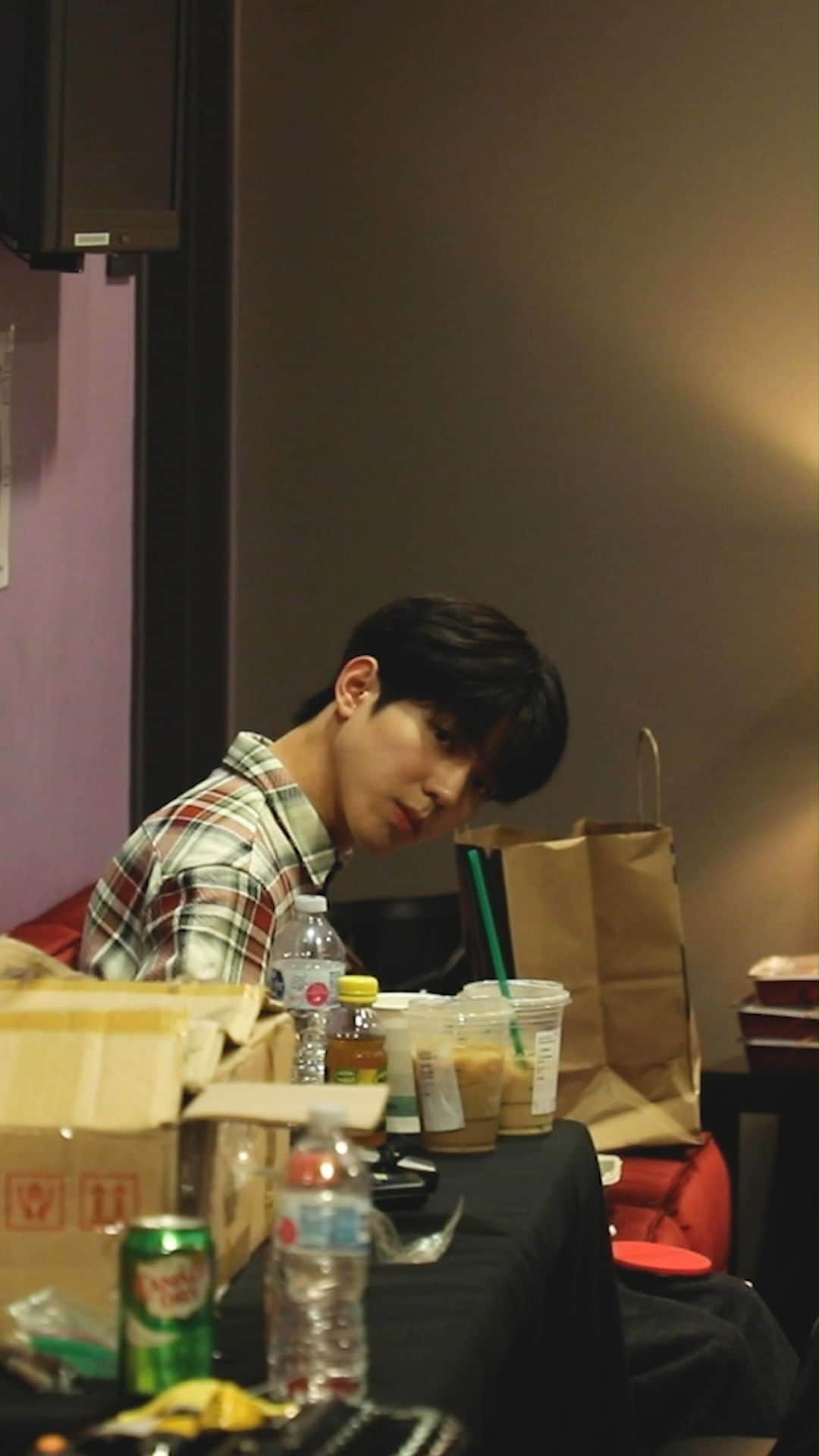 DAY6のインスタグラム：「드럼 연습 중인 도운 발견!👀 @ 2019 2ND WORLD TOUR 'GRAVITY'  #DAY6 #데이식스 #도운 #DOWOON  @d.ddablue」