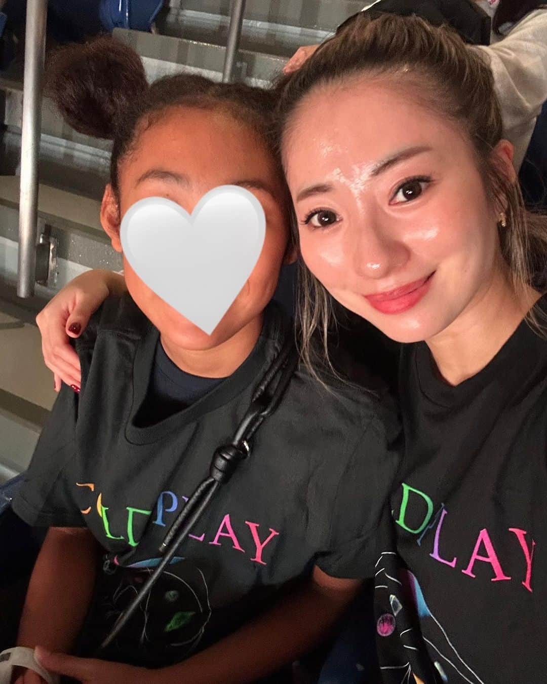 松本明子さんのインスタグラム写真 - (松本明子Instagram)「・ Coldplay@東京ドーム‼︎🗼 夫からCodplayが大好きな娘への誕生日プレゼントでした🎁前座のYOASOBIもめちゃくちゃ良かったし、Coldplayの世界観がとても美しかった🥹娘の推し活を一緒にできるなんてと幸せを噛み締めながら、歌ってジャンプして最高でしたわ🎙️💕 Finally my daughter’s dream came true! It was stunning and both of us had so much fun❤️ ・ #coldplay #coldplaytokyo #coldplayconcert #コールドプレイ#東京ドーム#コールドプレイ東京ドーム #ライブ#娘#11歳#daughter#推し活」11月16日 17時27分 - ata_1026