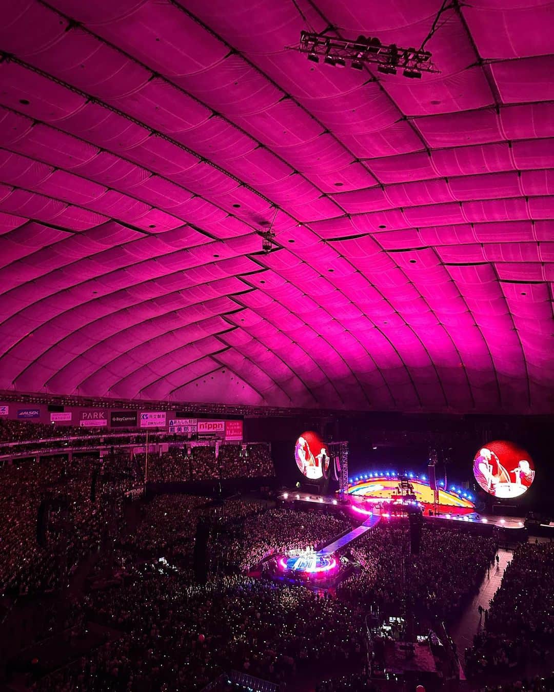 松本明子さんのインスタグラム写真 - (松本明子Instagram)「・ Coldplay@東京ドーム‼︎🗼 夫からCodplayが大好きな娘への誕生日プレゼントでした🎁前座のYOASOBIもめちゃくちゃ良かったし、Coldplayの世界観がとても美しかった🥹娘の推し活を一緒にできるなんてと幸せを噛み締めながら、歌ってジャンプして最高でしたわ🎙️💕 Finally my daughter’s dream came true! It was stunning and both of us had so much fun❤️ ・ #coldplay #coldplaytokyo #coldplayconcert #コールドプレイ#東京ドーム#コールドプレイ東京ドーム #ライブ#娘#11歳#daughter#推し活」11月16日 17時27分 - ata_1026
