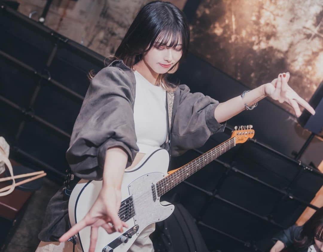 森脇加奈子さんのインスタグラム写真 - (森脇加奈子Instagram)「．  楽屋で練習中、カメラ向けられるとｺﾚ✌︎  　  photo by @okkytree   2023.10.30(mon)  KILLT MELT LAND EXTRA SHOWCASE HALLOWEEN SP at shibuya WWW  #guitar #telecaster #Fender  #photogaphy #Faulieu #girlsband #rock  #vocal #guitarvocal  #guitarist #guitarplayers #japanesegirl #followme」11月16日 17時27分 - canaco316