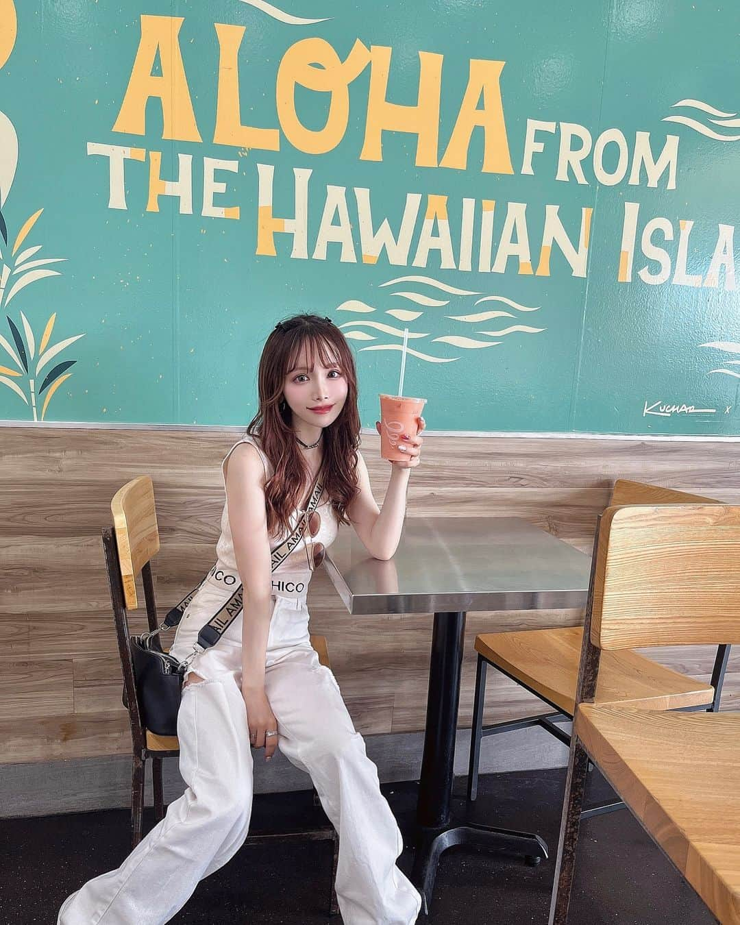 ちーちゃんさんのインスタグラム写真 - (ちーちゃんInstagram)「🤙  6年ぶり？のHAWAII*⋆✈🌺  思ったより全然暑くなくて 毎日長袖パーカー必須😯  #ハワイ観光#ハワイカフェ#ハワイ旅#ハワイ女子旅 ハワイ女子旅#ハワイグルメ#ワイキキビーチ#ハワイアンカフェ#ホワイトコーデ#フーズフーチコ#150cmコーデ#骨格ウェーブコーデ#グレイルコーデ#グレイル#grl購入品#grlコーデ」11月16日 17時22分 - ___c.chan__