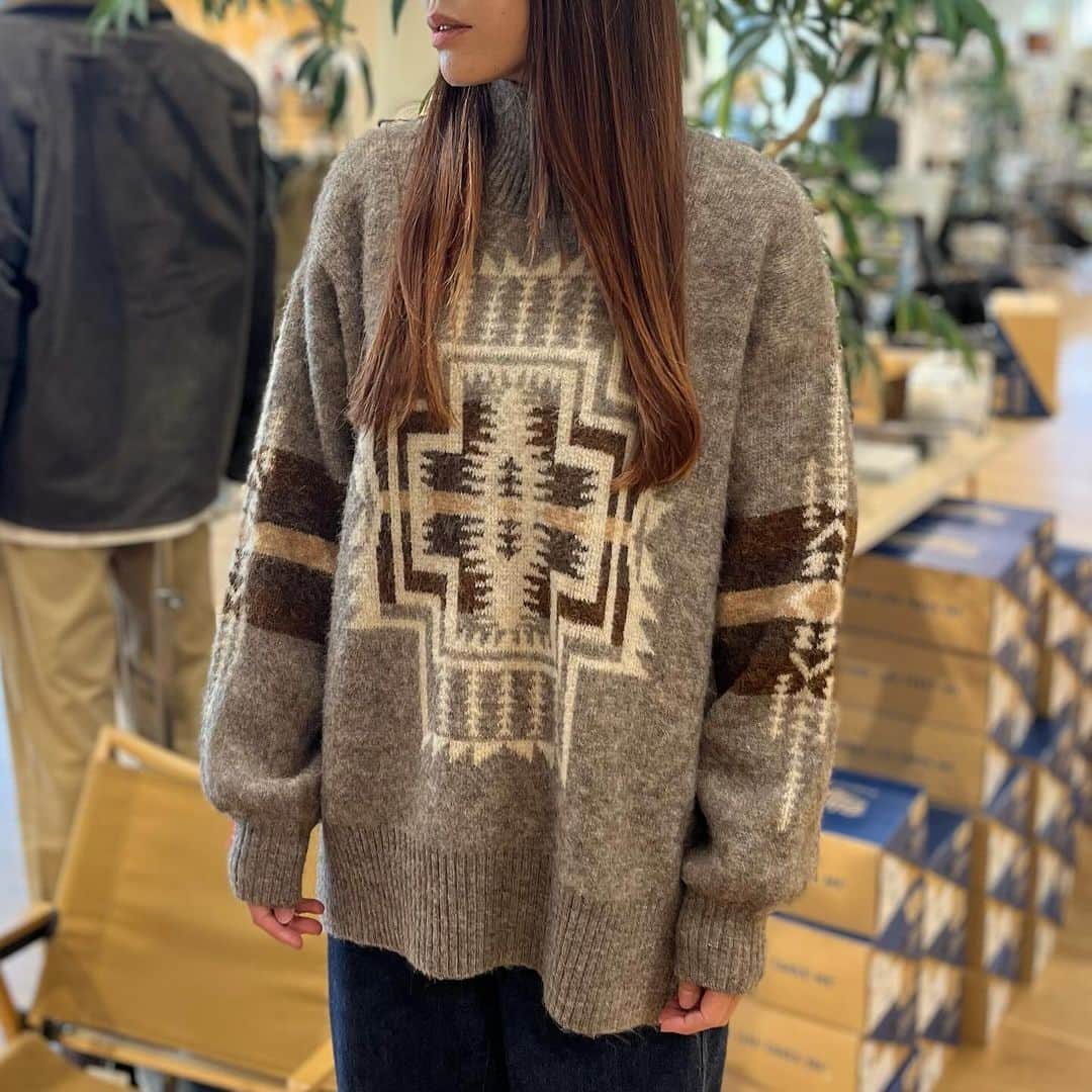 SUNDAY MOUNTAINさんのインスタグラム写真 - (SUNDAY MOUNTAINInstagram)「・ PENDLETONより 秋にぴったりのタートルネックのニット入荷いたしました🧶  首後ろにはスリットが入っているため、 首が苦しくならず、ゆったりと着用できます。  一枚で存在感があるデザインのため、 コーデュロイパンツやプリーツスカート合わせにもバッチリです👍  ニットと合わせて着ているのが、 NANGAのダウンポンチョマフラーです🧣  ポンチョマフラーとしてはもちろん、 ブランケット代わりにも使えます。  少し肌寒いけど、ダウンはまだ早い、 そんな女性のお客様におすすめアイテムです。  ▶︎PENDLETON    スリットタートルネックプルーオーバー  ¥16,500     NANGA   ダウンポンチョマフラー 　¥14,300  #THEGATE #sundaymountain  #pendleton  #ペンドルトン  #nanga  #ナンガ」11月16日 18時45分 - sundaymountain