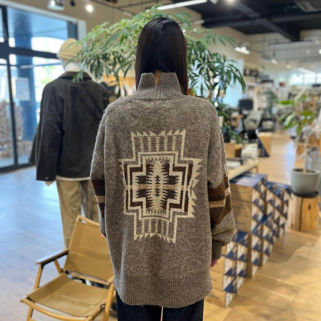 SUNDAY MOUNTAINさんのインスタグラム写真 - (SUNDAY MOUNTAINInstagram)「・ PENDLETONより 秋にぴったりのタートルネックのニット入荷いたしました🧶  首後ろにはスリットが入っているため、 首が苦しくならず、ゆったりと着用できます。  一枚で存在感があるデザインのため、 コーデュロイパンツやプリーツスカート合わせにもバッチリです👍  ニットと合わせて着ているのが、 NANGAのダウンポンチョマフラーです🧣  ポンチョマフラーとしてはもちろん、 ブランケット代わりにも使えます。  少し肌寒いけど、ダウンはまだ早い、 そんな女性のお客様におすすめアイテムです。  ▶︎PENDLETON    スリットタートルネックプルーオーバー  ¥16,500     NANGA   ダウンポンチョマフラー 　¥14,300  #THEGATE #sundaymountain  #pendleton  #ペンドルトン  #nanga  #ナンガ」11月16日 18時45分 - sundaymountain