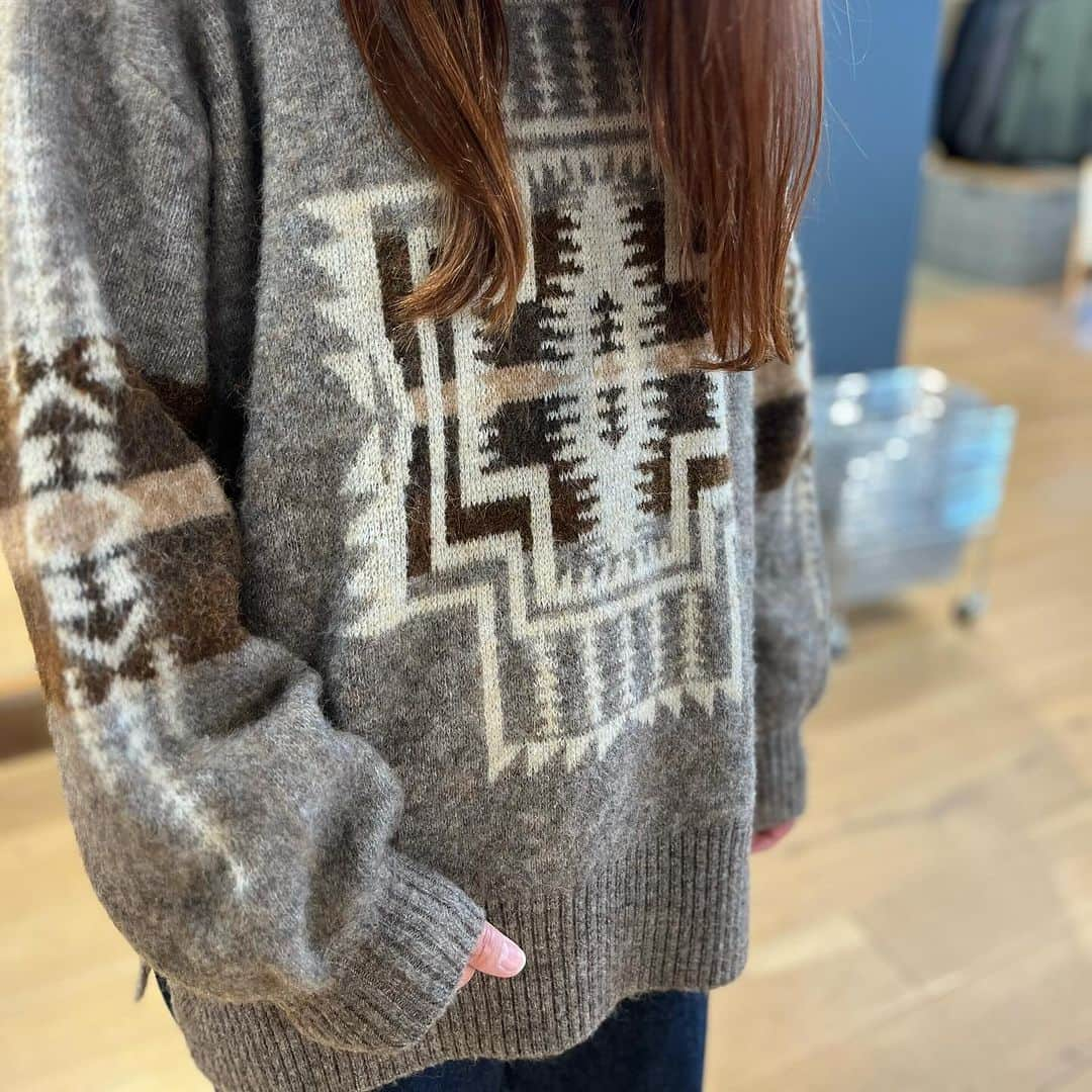 SUNDAY MOUNTAINさんのインスタグラム写真 - (SUNDAY MOUNTAINInstagram)「・ PENDLETONより 秋にぴったりのタートルネックのニット入荷いたしました🧶  首後ろにはスリットが入っているため、 首が苦しくならず、ゆったりと着用できます。  一枚で存在感があるデザインのため、 コーデュロイパンツやプリーツスカート合わせにもバッチリです👍  ニットと合わせて着ているのが、 NANGAのダウンポンチョマフラーです🧣  ポンチョマフラーとしてはもちろん、 ブランケット代わりにも使えます。  少し肌寒いけど、ダウンはまだ早い、 そんな女性のお客様におすすめアイテムです。  ▶︎PENDLETON    スリットタートルネックプルーオーバー  ¥16,500     NANGA   ダウンポンチョマフラー 　¥14,300  #THEGATE #sundaymountain  #pendleton  #ペンドルトン  #nanga  #ナンガ」11月16日 18時45分 - sundaymountain