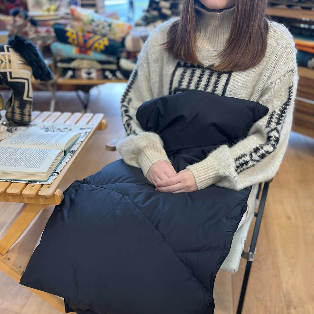 SUNDAY MOUNTAINさんのインスタグラム写真 - (SUNDAY MOUNTAINInstagram)「・ PENDLETONより 秋にぴったりのタートルネックのニット入荷いたしました🧶  首後ろにはスリットが入っているため、 首が苦しくならず、ゆったりと着用できます。  一枚で存在感があるデザインのため、 コーデュロイパンツやプリーツスカート合わせにもバッチリです👍  ニットと合わせて着ているのが、 NANGAのダウンポンチョマフラーです🧣  ポンチョマフラーとしてはもちろん、 ブランケット代わりにも使えます。  少し肌寒いけど、ダウンはまだ早い、 そんな女性のお客様におすすめアイテムです。  ▶︎PENDLETON    スリットタートルネックプルーオーバー  ¥16,500     NANGA   ダウンポンチョマフラー 　¥14,300  #THEGATE #sundaymountain  #pendleton  #ペンドルトン  #nanga  #ナンガ」11月16日 18時45分 - sundaymountain