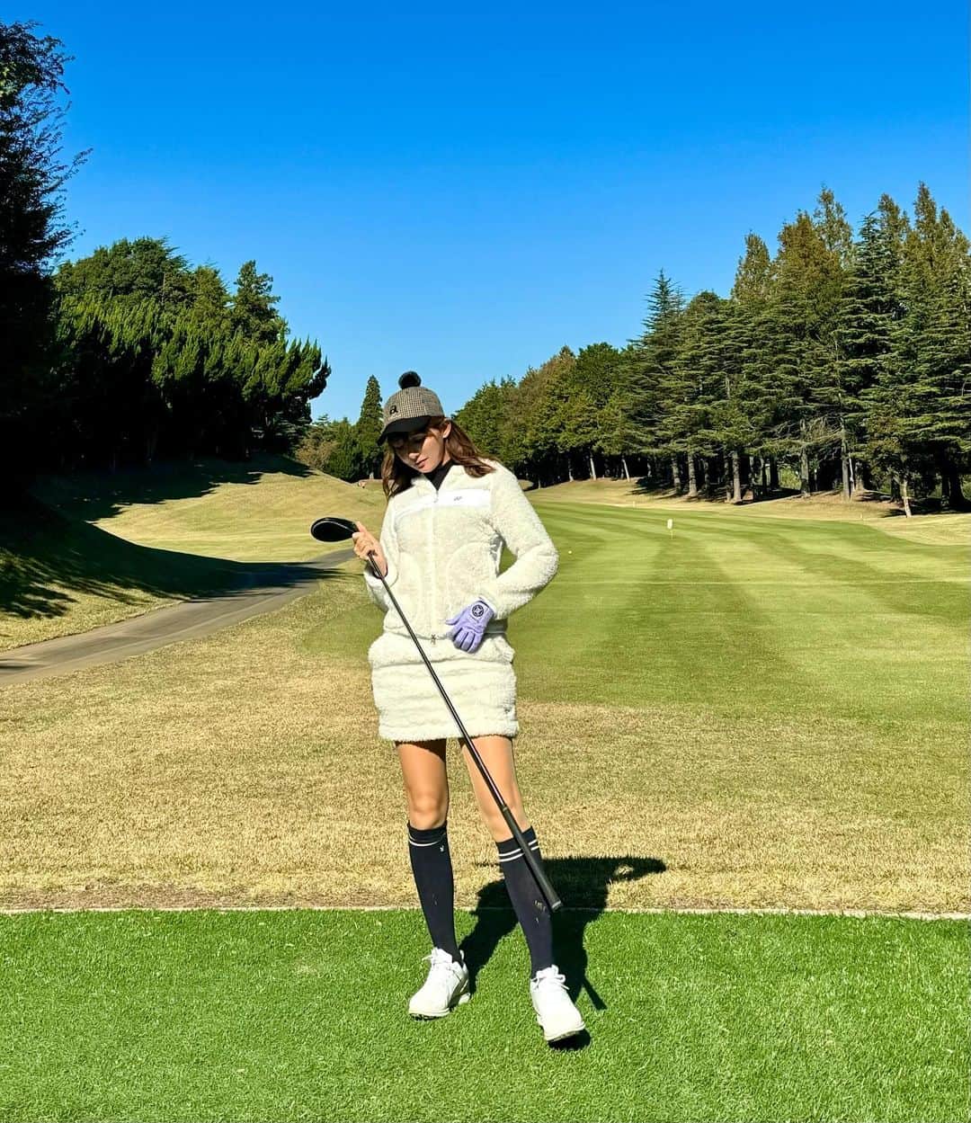 のインスタグラム：「今月ゴルフばかりしていてゴルフ投稿ばかりになっている🤣  今日はいつメン（ちさるみ）とゴルフ💓 円陣とか部活みたいになってきた笑 今日こそ！と思いながら全然ベスト更新できませんが、、、 楽しければ良い🙆‍♀️笑  ここ最近の中で1番暖かくて気持ち良い天気でした☺️  そしてまさかのお仕事できているよっぱさんに遭遇して少し撮影してもらっちゃいました✨ ありがとうございました☺︎  ウェアは @yonex_jp さんの新作のもこもこセットアップで♡ これお気に入り😊 シューズもヨネックスです✨  #PR #yonex #ゴルフ女子 #ゴルフウェア #ゴルフコーデ #ゴルフ女子コーデ #ヨネックスゴルフ#あすみゴルフ」