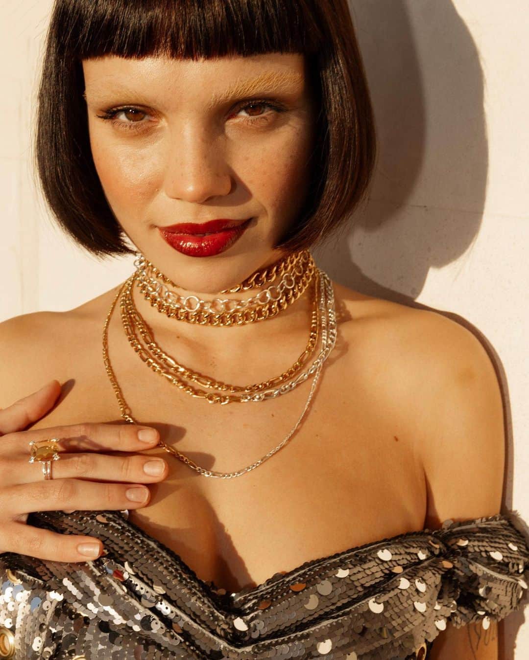 Vogue Españaのインスタグラム：「Sabemos cuál es el secreto de las pecas de @_martinacariddi_ en los #LatinGrammy 2023. Nos lo cuenta en el link de la bio su maquillador, Miguel Ángel Álvarez, National Makeup Artist de @yslbeauty」
