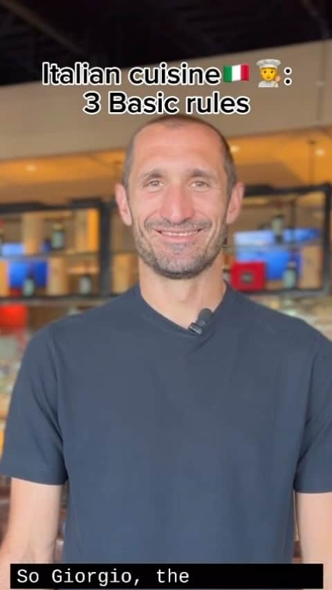 ジョルジョ・キエッリーニのインスタグラム：「What are the basic rules of #Italian cuisine?🧐 Let’s discover them with @giorchiellini and @veronicamaffei.  Enjoy! 😋 🍲   🤫 ☕️ ⏰  🍕 🍍 👎   Watch the full video story here: https://youtu.be/FX4khB7_ifs Like, comment, share, follow us! 💬  #SCIM2023 #soccer #italiancuisine #weekofitaliancuisineintheworld」