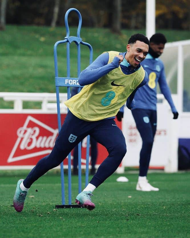 リヴァプールFCさんのインスタグラム写真 - (リヴァプールFCInstagram)「Putting in the work with the #ThreeLions 👊」11月17日 2時51分 - liverpoolfc