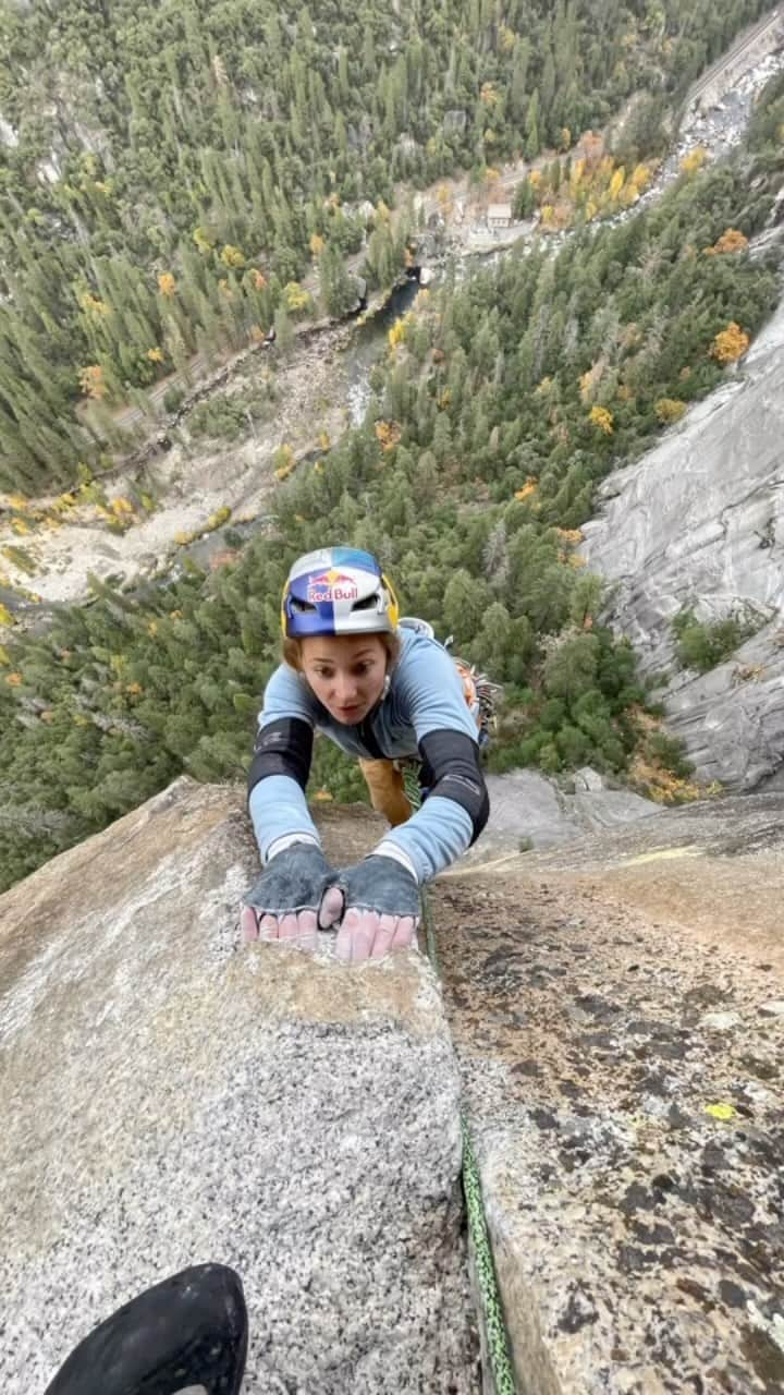 サッシャ・ディギーリアンのインスタグラム：「Yosemite - name the classic 🧗‍♀️  @chrisvanleuven」