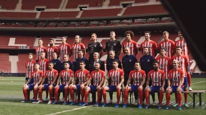 アトレティコ・マドリードのインスタグラム：「🔴⚪ Jonathan Antón y Alberto Díaz, aficionados rojiblancos poseedores de fan tokens del Atlético de Madrid en la app de @sociosdotcom, vivieron una experiencia única e inolvidable gracias a nuestro patrocinador y se inmortalizaron junto al primer equipo durante la realización de la foto oficial de la temporada. - 🔴⚪️ Jonathan Antón and Alberto Díaz, Atleti fans and holders of Atleti fan tokens in the @sociosdotcom app, lived a unique and unforgettable experience thanks to our sponsor and took part with the first team during the official photo.」