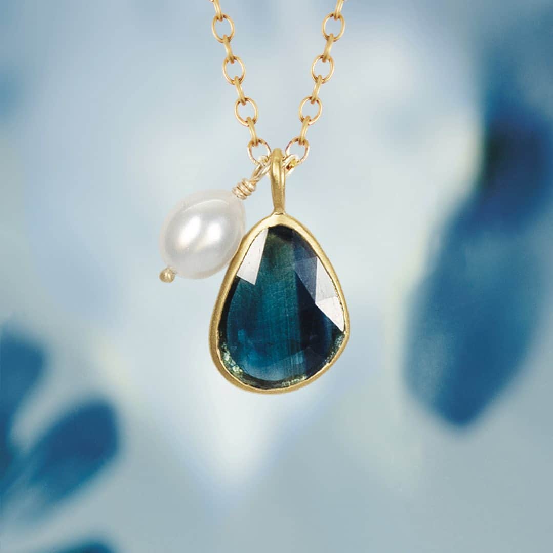 ミーアンドローのインスタグラム：「Mother Nature’s sapphire…a striking 3.05 carat Montana blue sapphire pendant with white South Sea Keshi pearl. #bluesapphire #montanasapphire #pearls #pendants #oneofakind #18Kgold #goldjewelry #jewelrydesign #handcraftedjewelry #madeinnyc #meandrojewelry」