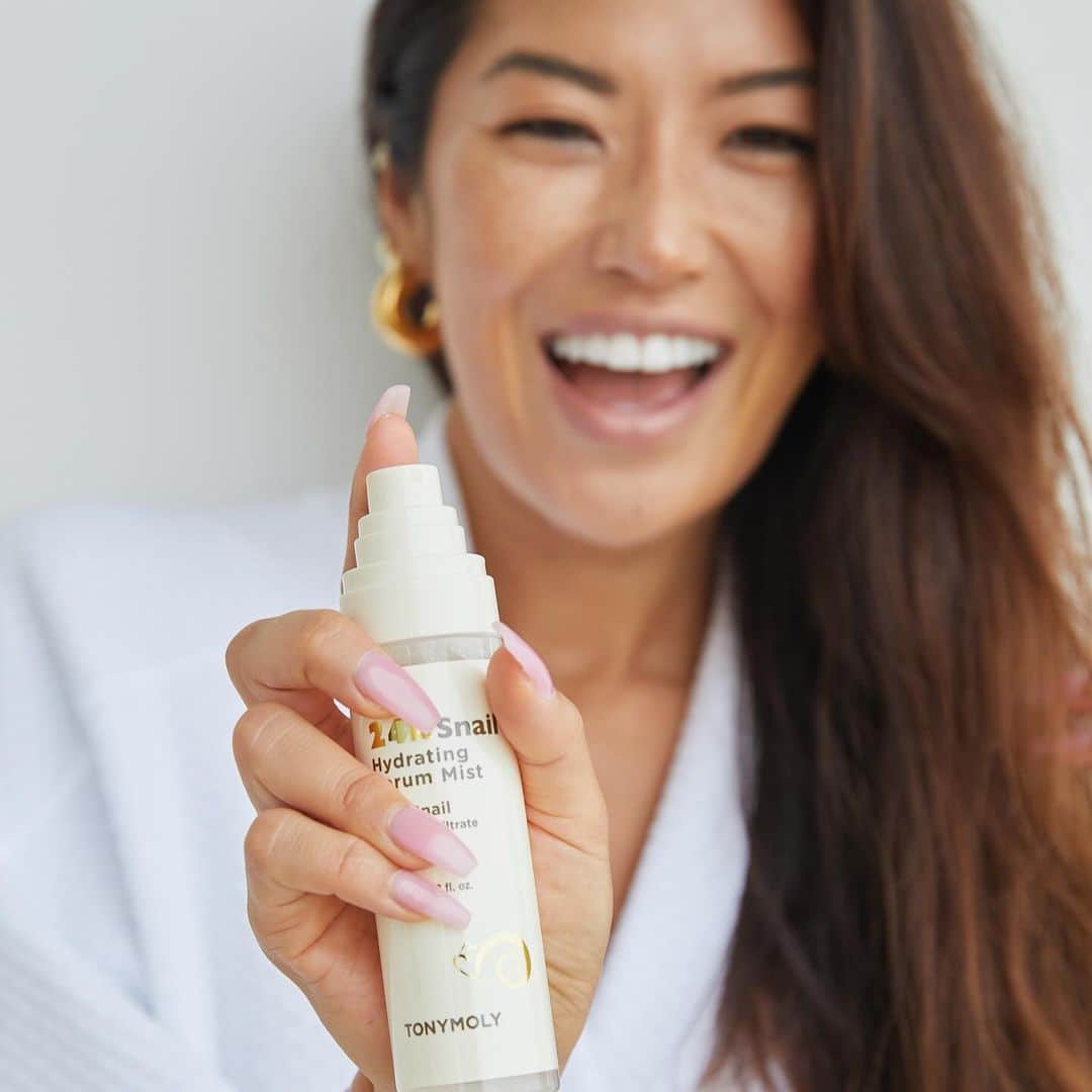 TONYMOLY USA Officialのインスタグラム：「Keep winter dry skin blues at bay with our 24k Snail Hydrating Serum Mist – enriched with the power of snail secretion filtrate, its the ultimate hydrating pick-me-up for a luminous complexion all day long.💦❄️ #xoxoTM #TONYMOLYnMe #24kSnailMagic」
