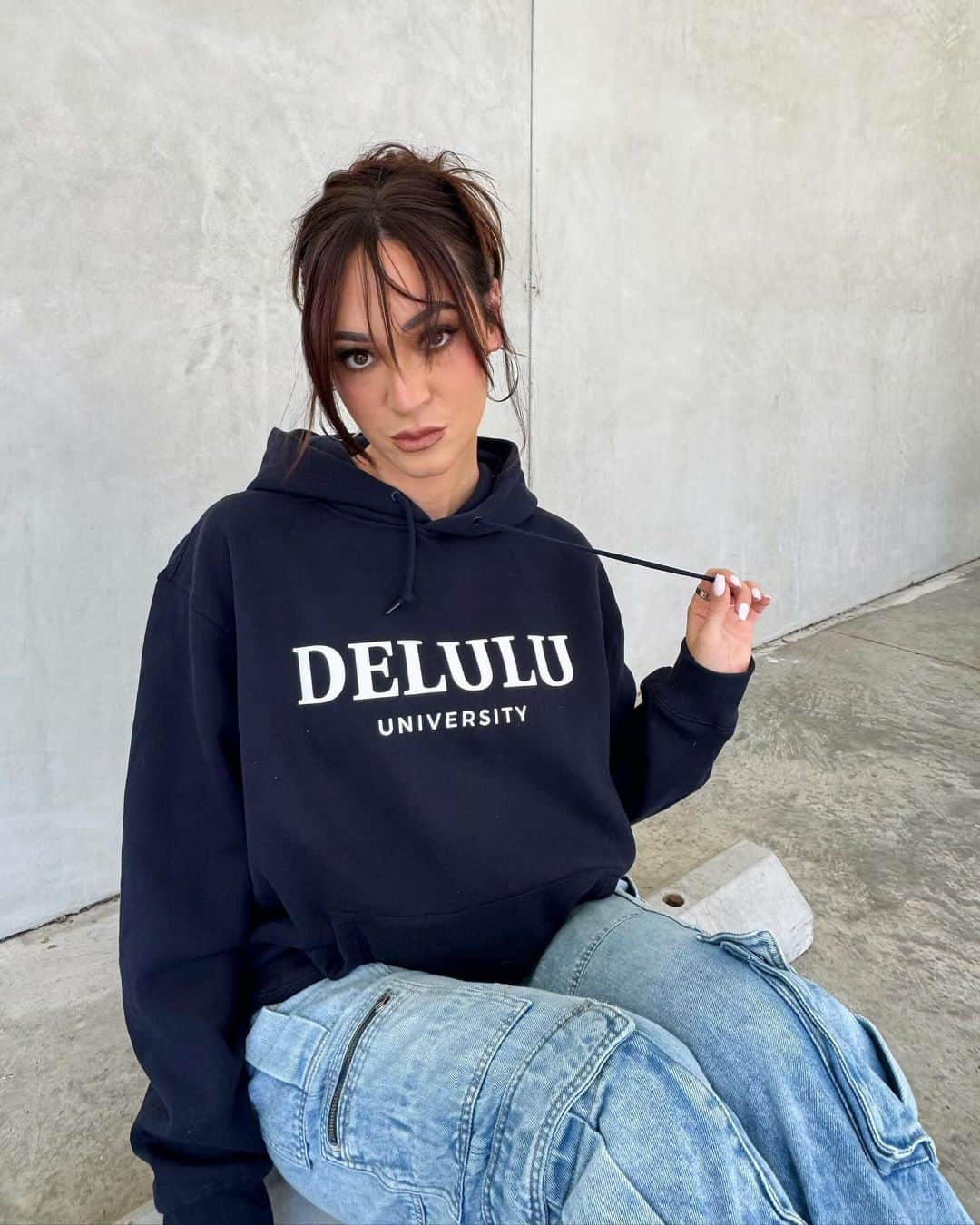 アリーシャ・マリーのインスタグラム：「tag the most delulu person you know 📲  “delulu university” hoodie is now available for pre-order on shopalishamarie.com until sunday only!!! @shopalishamarie 🫶🏻🫶🏻」