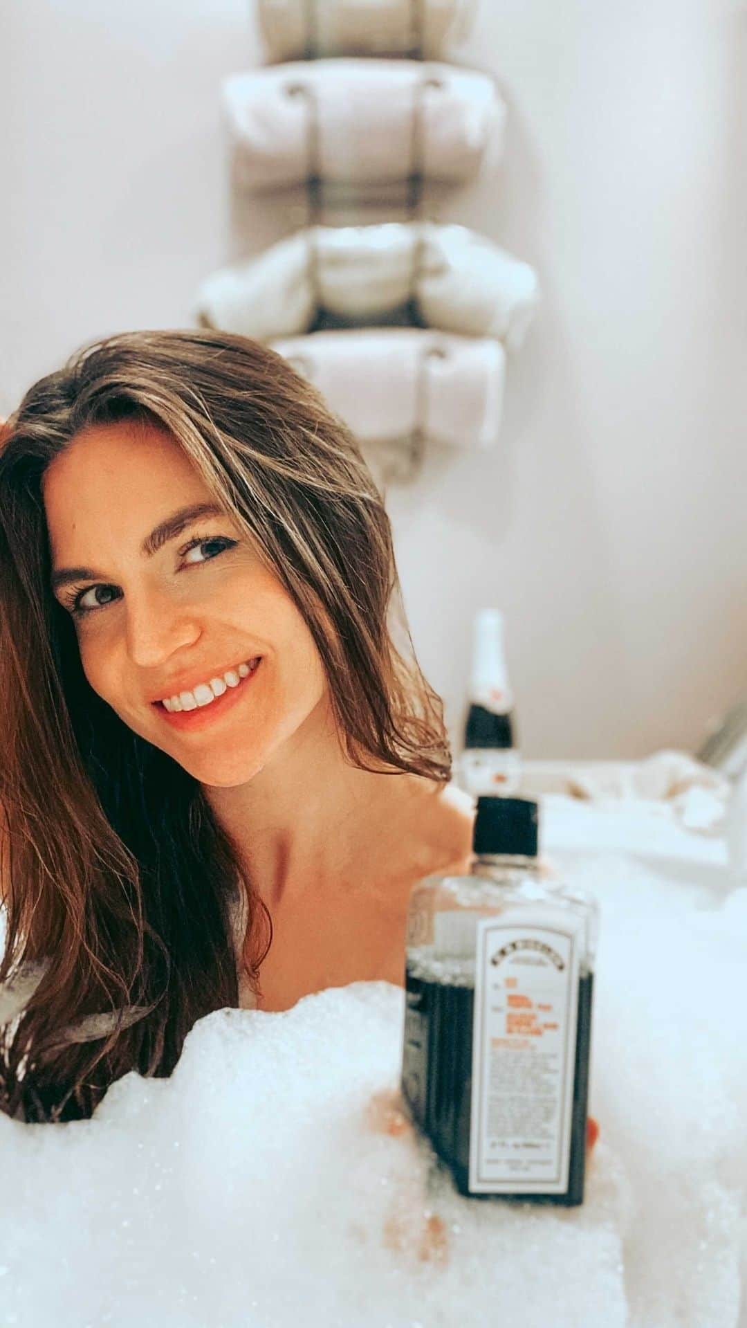 C.O. Bigelowのインスタグラム：「Inhale tranquility with our therapeutic Herbal Comfort Soak. 🛁 We skillfully blend rejuvenating essential oils and extracts, such as Eucalyptus, Peppermint, Ginger, and Echinacea, to alleviate symptoms and provide soothing relief. 🌿✨⁠ ⁠ 📷️ @missmacyymarie」