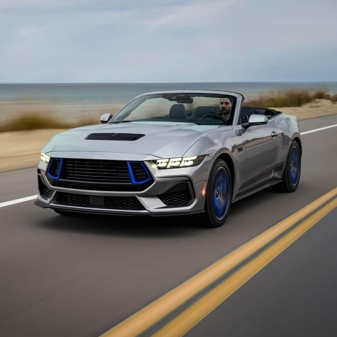 Fordさんのインスタグラム写真 - (FordInstagram)「The Ford Mustang® GT California Special is back, bringing Golden State vibes wherever you ride. Featuring vibrant Rave Blue accents that highlight the flowing lines of the iconic model.」11月17日 3時01分 - ford