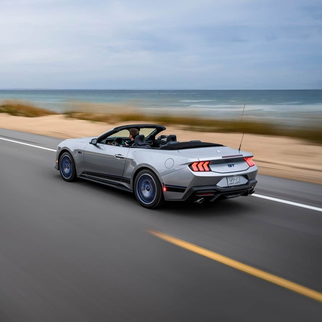 Fordさんのインスタグラム写真 - (FordInstagram)「The Ford Mustang® GT California Special is back, bringing Golden State vibes wherever you ride. Featuring vibrant Rave Blue accents that highlight the flowing lines of the iconic model.」11月17日 3時01分 - ford