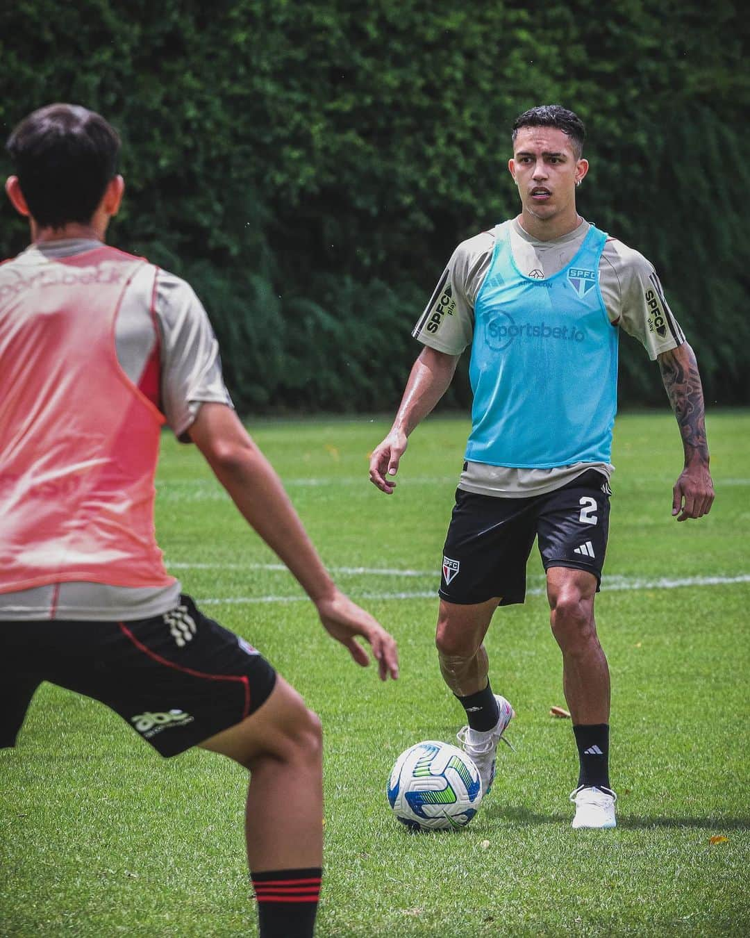 São Paulo FCさんのインスタグラム写真 - (São Paulo FCInstagram)「Em recuperação de lesão muscular, @lucasmoura7 realizou parte do treino com o elenco.  Nesta etapa, seguindo a programação da comissão técnica, o treinamento do camisa 7 foi organizado para evitar contato físico e choques com os companheiros.  A atividade também contou com a presença de alguns jovens atletas da categoria Sub-20, além de jogadores do elenco principal que realizaram as avaliações cardiológicas na última quarta-feira.  #VamosSãoPaulo 🇾🇪」11月17日 3時11分 - saopaulofc