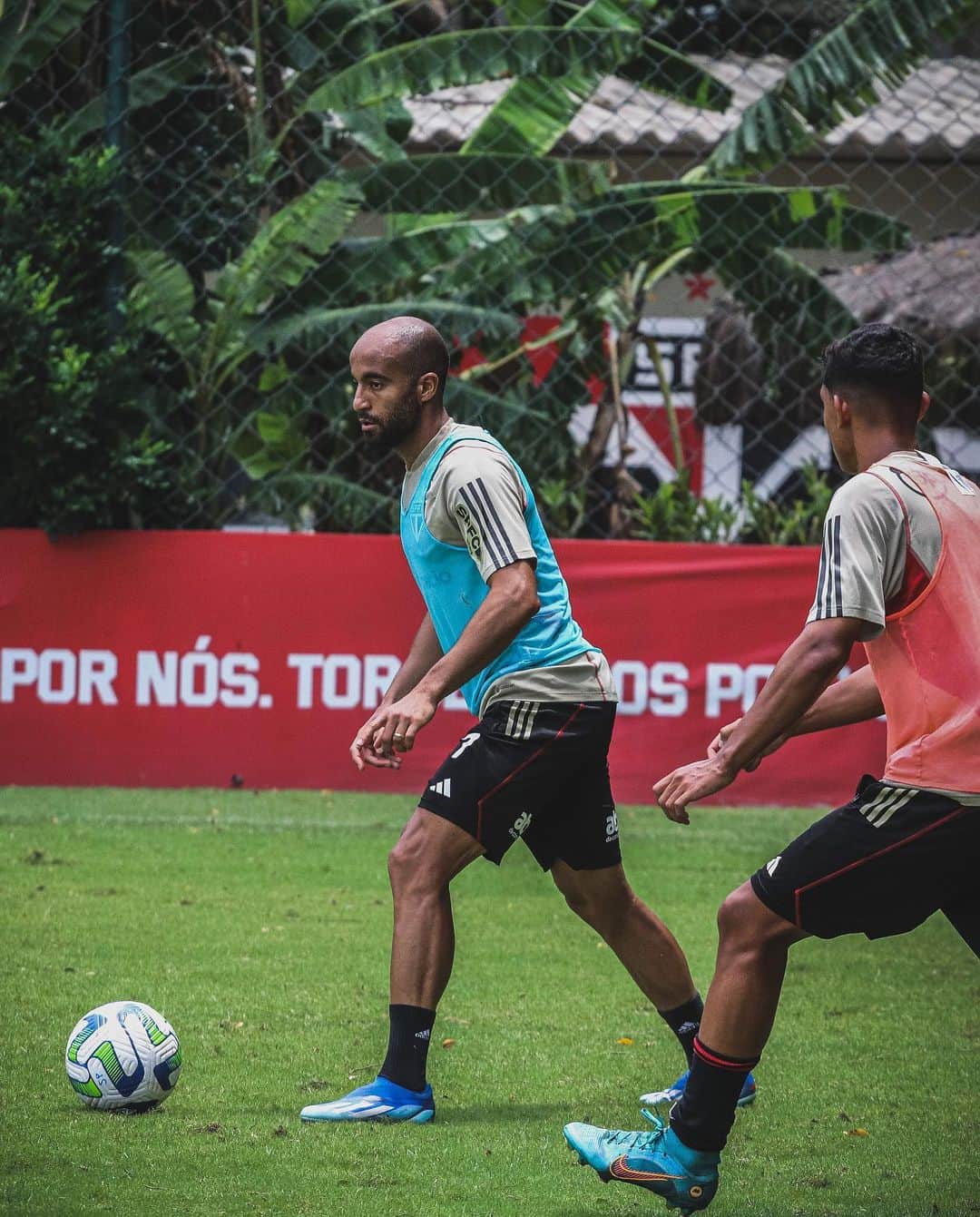 São Paulo FCさんのインスタグラム写真 - (São Paulo FCInstagram)「Em recuperação de lesão muscular, @lucasmoura7 realizou parte do treino com o elenco.  Nesta etapa, seguindo a programação da comissão técnica, o treinamento do camisa 7 foi organizado para evitar contato físico e choques com os companheiros.  A atividade também contou com a presença de alguns jovens atletas da categoria Sub-20, além de jogadores do elenco principal que realizaram as avaliações cardiológicas na última quarta-feira.  #VamosSãoPaulo 🇾🇪」11月17日 3時11分 - saopaulofc