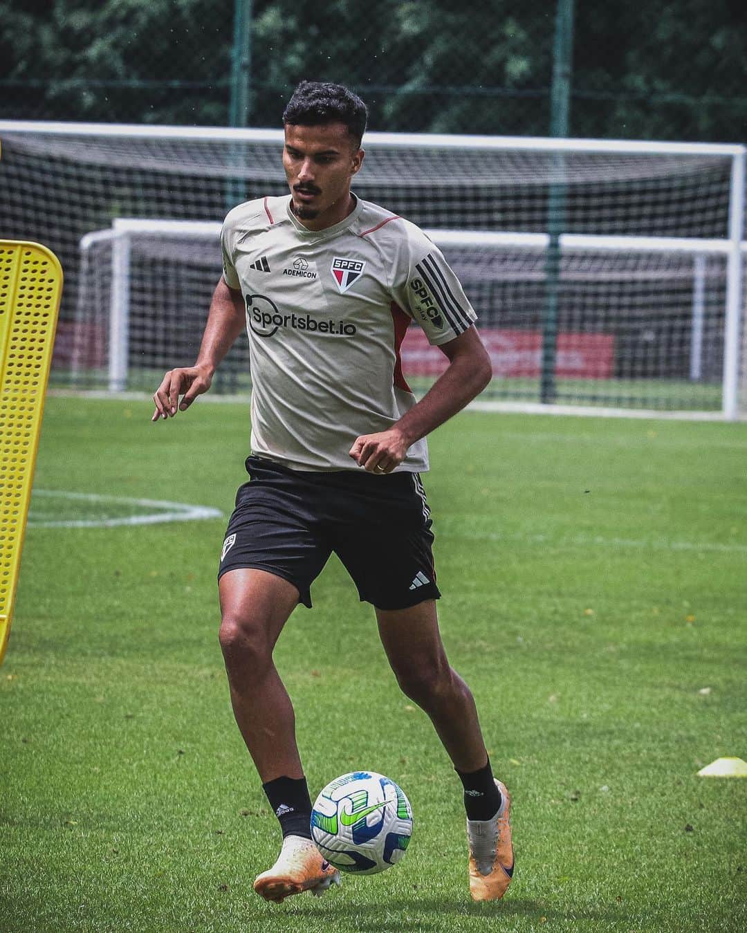 São Paulo FCさんのインスタグラム写真 - (São Paulo FCInstagram)「Em recuperação de lesão muscular, @lucasmoura7 realizou parte do treino com o elenco.  Nesta etapa, seguindo a programação da comissão técnica, o treinamento do camisa 7 foi organizado para evitar contato físico e choques com os companheiros.  A atividade também contou com a presença de alguns jovens atletas da categoria Sub-20, além de jogadores do elenco principal que realizaram as avaliações cardiológicas na última quarta-feira.  #VamosSãoPaulo 🇾🇪」11月17日 3時11分 - saopaulofc