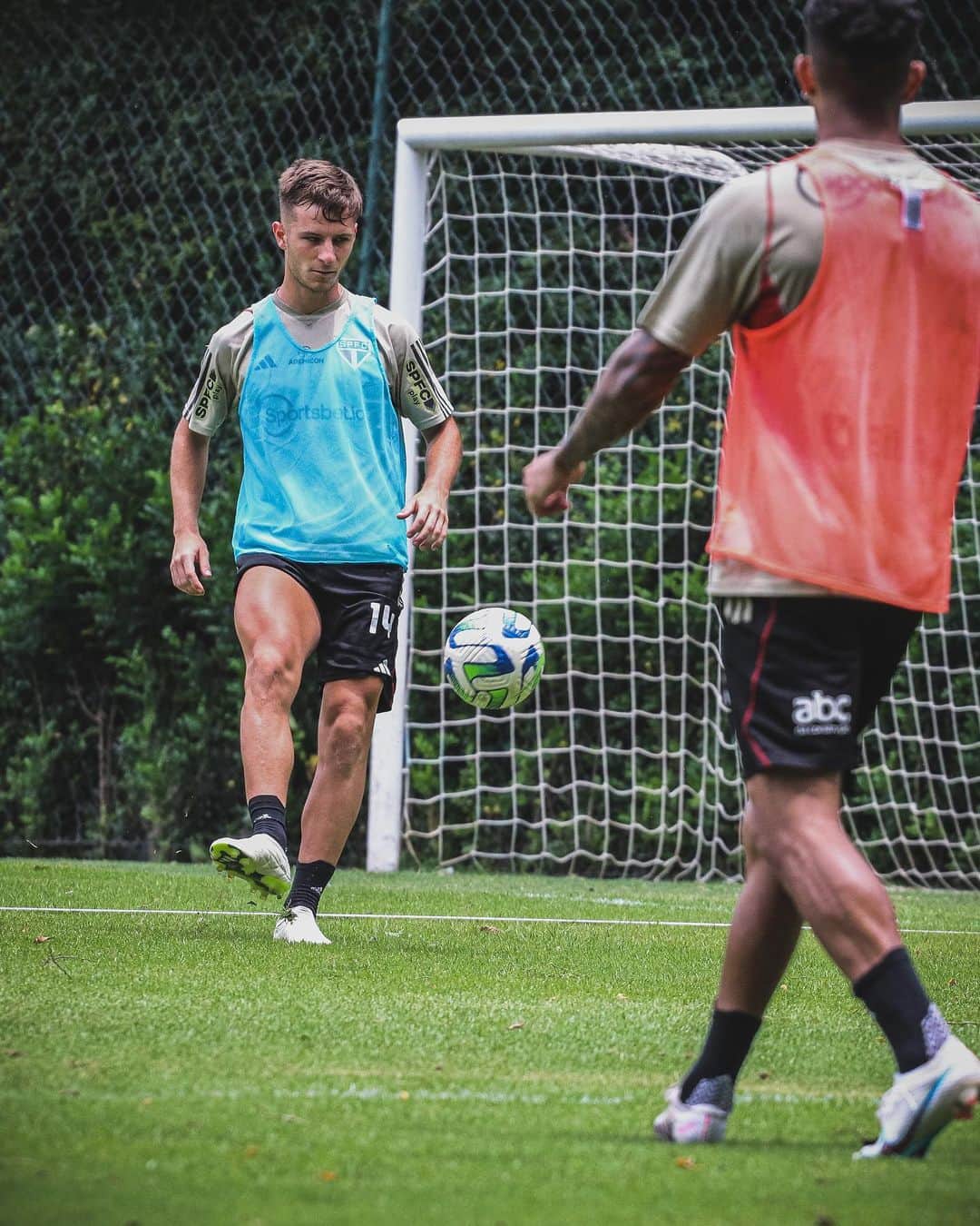 São Paulo FCさんのインスタグラム写真 - (São Paulo FCInstagram)「Em recuperação de lesão muscular, @lucasmoura7 realizou parte do treino com o elenco.  Nesta etapa, seguindo a programação da comissão técnica, o treinamento do camisa 7 foi organizado para evitar contato físico e choques com os companheiros.  A atividade também contou com a presença de alguns jovens atletas da categoria Sub-20, além de jogadores do elenco principal que realizaram as avaliações cardiológicas na última quarta-feira.  #VamosSãoPaulo 🇾🇪」11月17日 3時11分 - saopaulofc