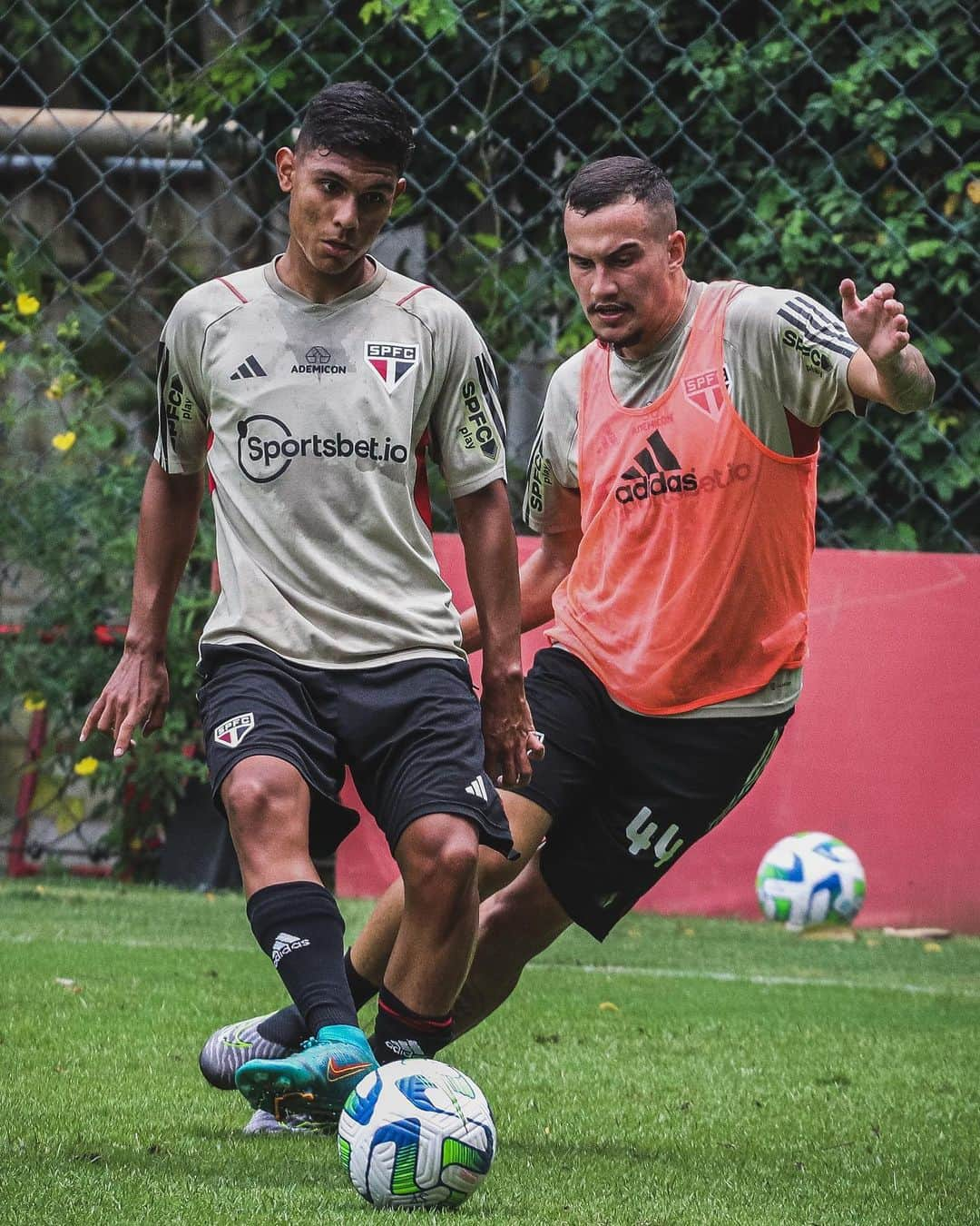 São Paulo FCさんのインスタグラム写真 - (São Paulo FCInstagram)「Em recuperação de lesão muscular, @lucasmoura7 realizou parte do treino com o elenco.  Nesta etapa, seguindo a programação da comissão técnica, o treinamento do camisa 7 foi organizado para evitar contato físico e choques com os companheiros.  A atividade também contou com a presença de alguns jovens atletas da categoria Sub-20, além de jogadores do elenco principal que realizaram as avaliações cardiológicas na última quarta-feira.  #VamosSãoPaulo 🇾🇪」11月17日 3時11分 - saopaulofc