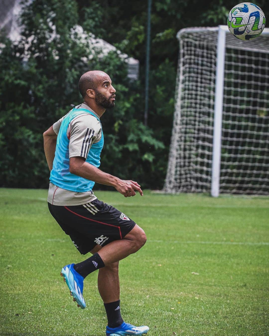 São Paulo FCさんのインスタグラム写真 - (São Paulo FCInstagram)「Em recuperação de lesão muscular, @lucasmoura7 realizou parte do treino com o elenco.  Nesta etapa, seguindo a programação da comissão técnica, o treinamento do camisa 7 foi organizado para evitar contato físico e choques com os companheiros.  A atividade também contou com a presença de alguns jovens atletas da categoria Sub-20, além de jogadores do elenco principal que realizaram as avaliações cardiológicas na última quarta-feira.  #VamosSãoPaulo 🇾🇪」11月17日 3時11分 - saopaulofc
