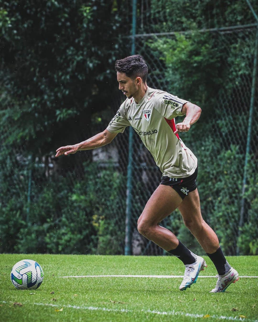 São Paulo FCさんのインスタグラム写真 - (São Paulo FCInstagram)「Em recuperação de lesão muscular, @lucasmoura7 realizou parte do treino com o elenco.  Nesta etapa, seguindo a programação da comissão técnica, o treinamento do camisa 7 foi organizado para evitar contato físico e choques com os companheiros.  A atividade também contou com a presença de alguns jovens atletas da categoria Sub-20, além de jogadores do elenco principal que realizaram as avaliações cardiológicas na última quarta-feira.  #VamosSãoPaulo 🇾🇪」11月17日 3時11分 - saopaulofc