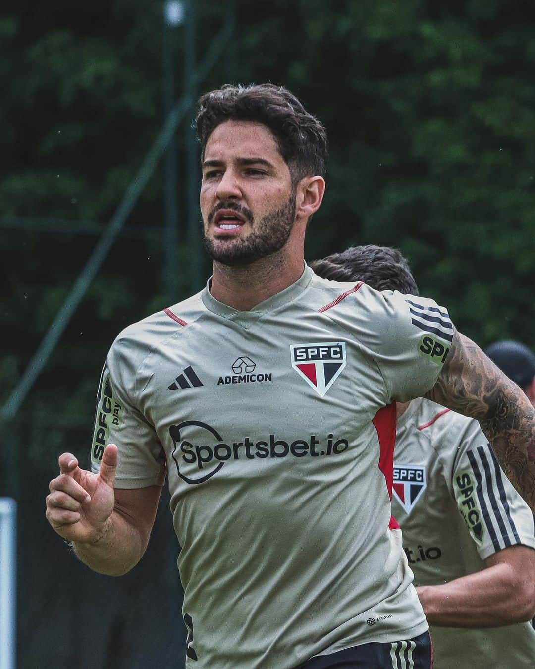 São Paulo FCさんのインスタグラム写真 - (São Paulo FCInstagram)「Em recuperação de lesão muscular, @lucasmoura7 realizou parte do treino com o elenco.  Nesta etapa, seguindo a programação da comissão técnica, o treinamento do camisa 7 foi organizado para evitar contato físico e choques com os companheiros.  A atividade também contou com a presença de alguns jovens atletas da categoria Sub-20, além de jogadores do elenco principal que realizaram as avaliações cardiológicas na última quarta-feira.  #VamosSãoPaulo 🇾🇪」11月17日 3時11分 - saopaulofc